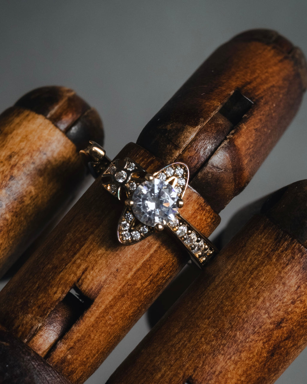 "Vivienne Westwood" Iconic orb motif open band ring