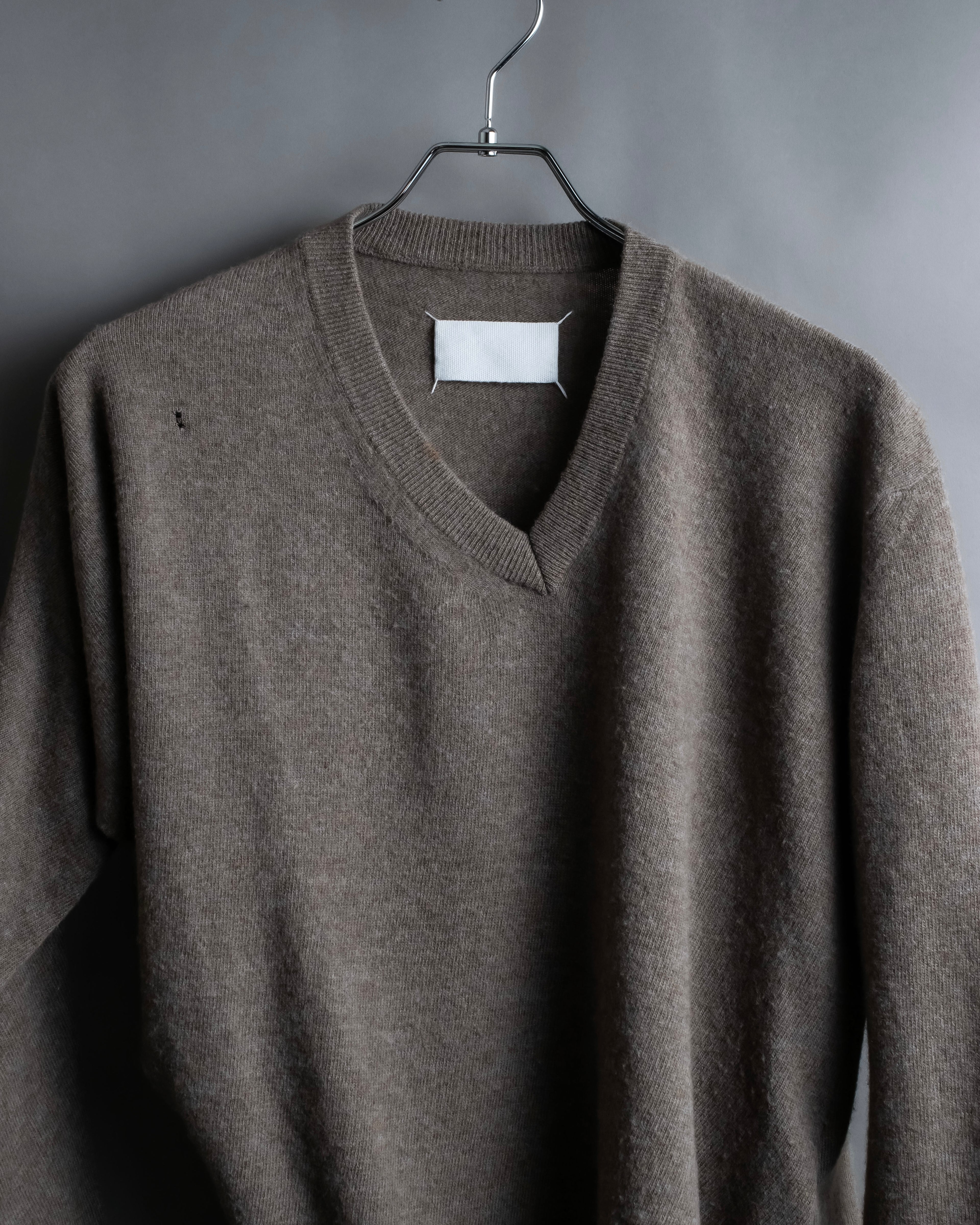 "MAISON MARGIELA 2005's AW " Twisted detail V-neck knit