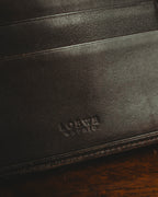内装のきめ細かなシボを感じさせる革に、セリフ体のLOEWE MADRID刻印を配したディテール。上部には複数のカードスロットが確認できます。