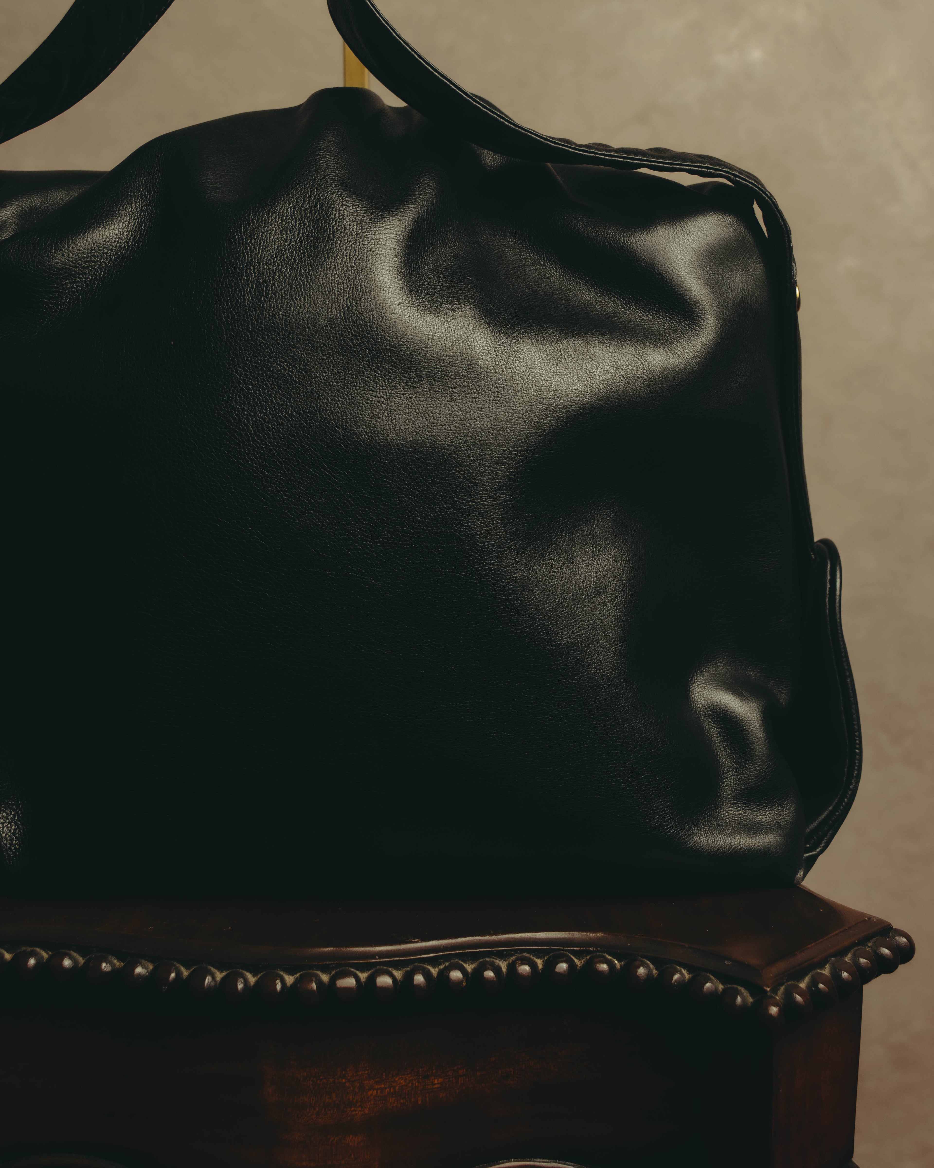 -SPECIAL- "Gucci" 80's Vintage tiger head leather draping shoulder bag with crest charm