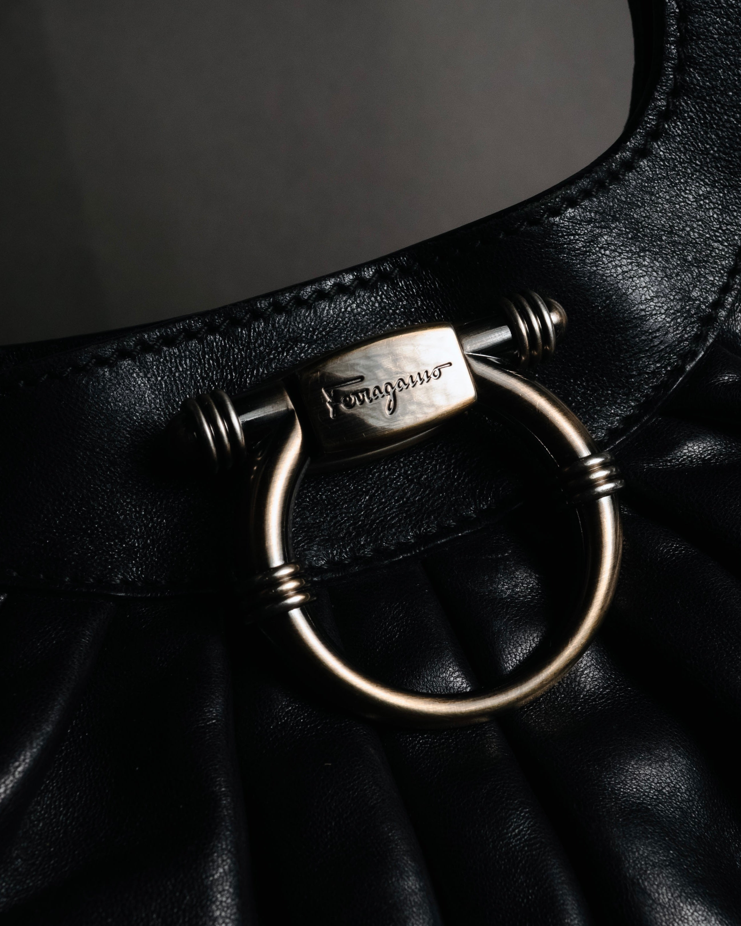 –SPECIAL– "Salvatore Ferragamo"
00’s Gancini ring-gathered nappa 2way bag