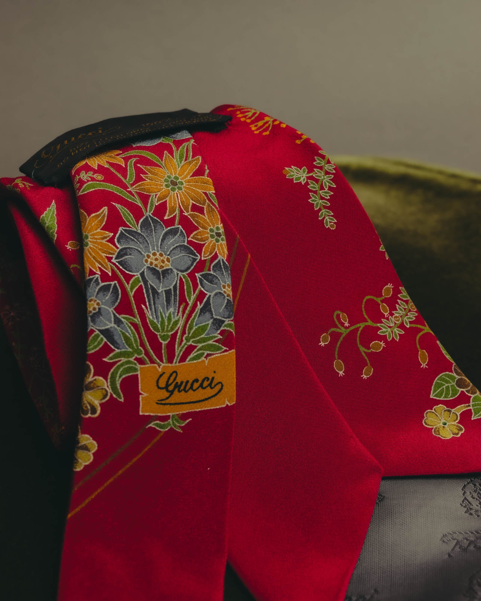 "GUCCI" 70's-80's Floral silk scarf tie
