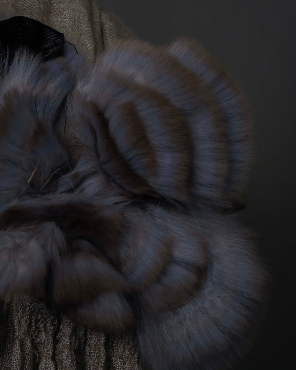 "FENDI" 04-10's Petal motif fur docking long muffler