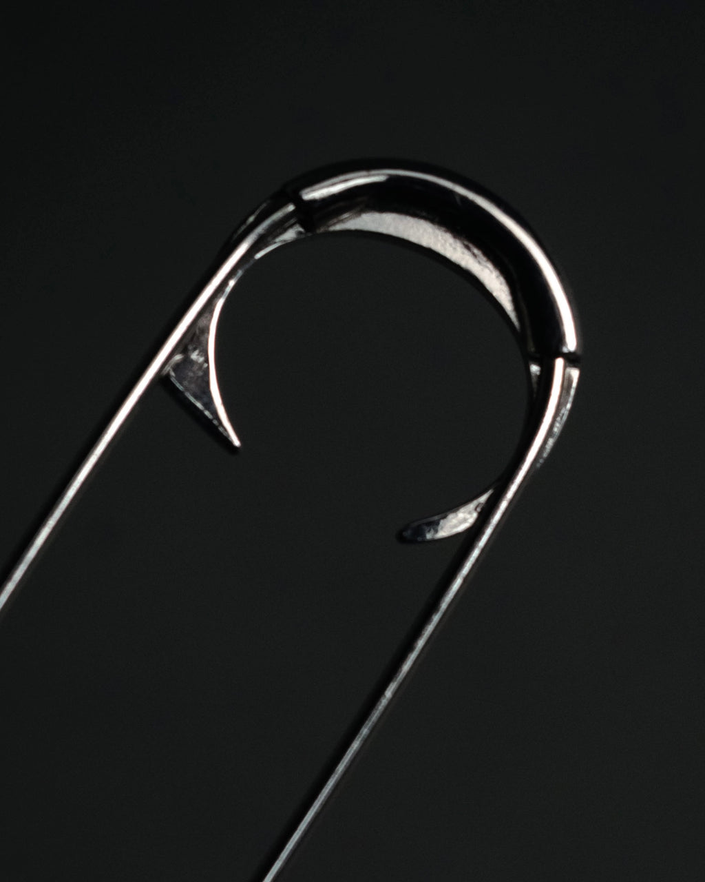 “DIOR” 2018-present Bottle cap pin brooch