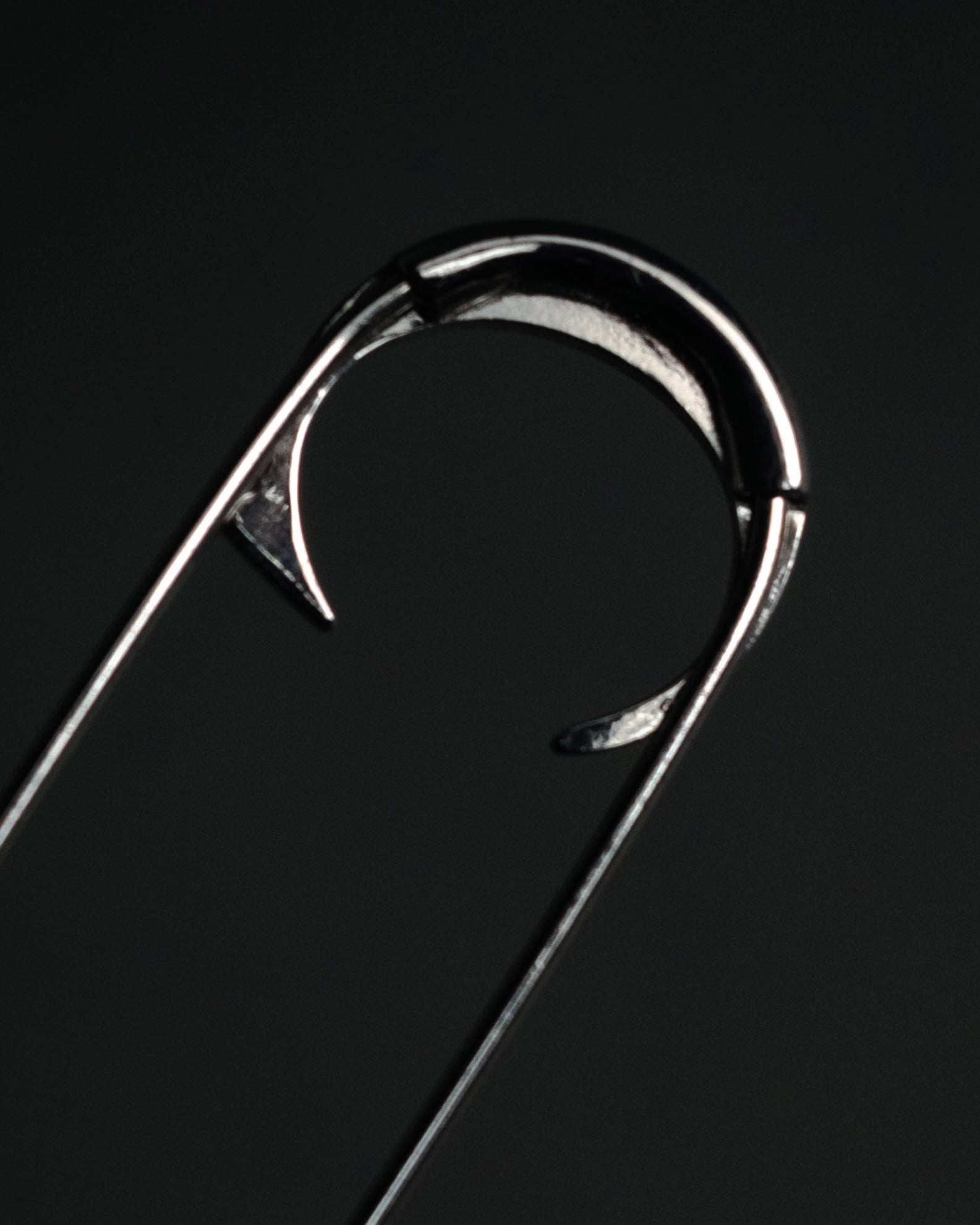 “DIOR” 2018-present Bottle cap pin brooch