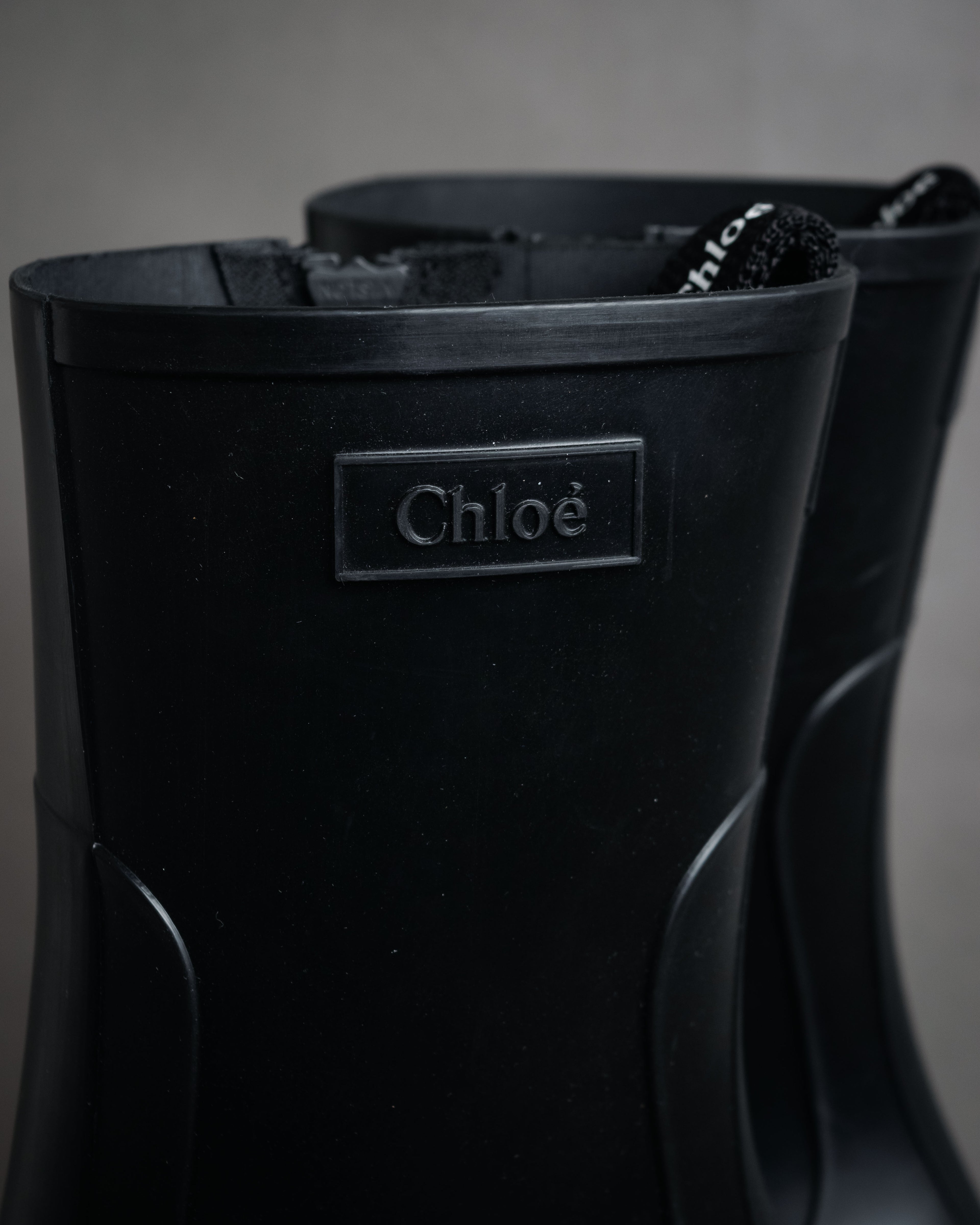 “Chloé” 2020’s Sculptural shark sole rain boots