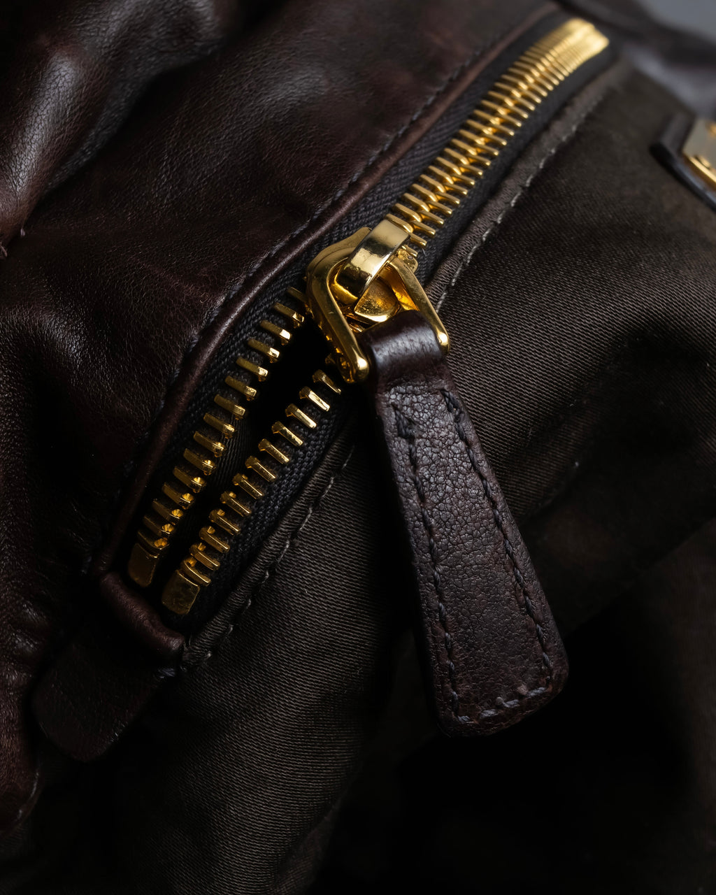 "MIU MIU" Tuck pleat design leather hand bag