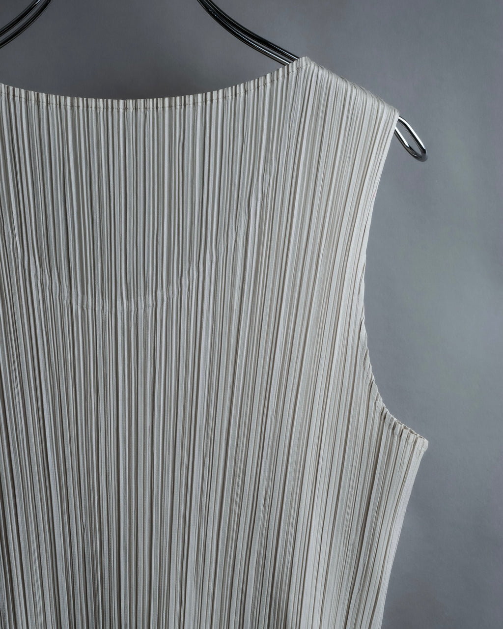 "PLEATS PLEASE ISSEY MIYAKE" Off-white tank top