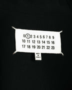 ネック内側に配されたカレンダータグのアップ。数字「1」が選択され、下部のピスタグには「made in Italy」表記が確認できます。