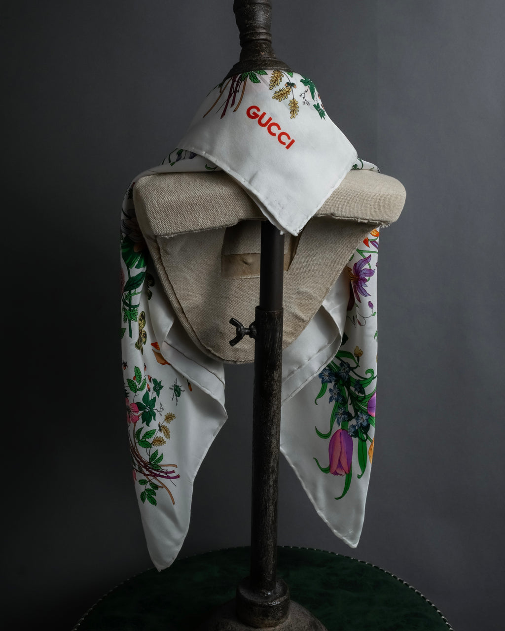 "GUCCI" 80's Flora motif vintage silk scarf