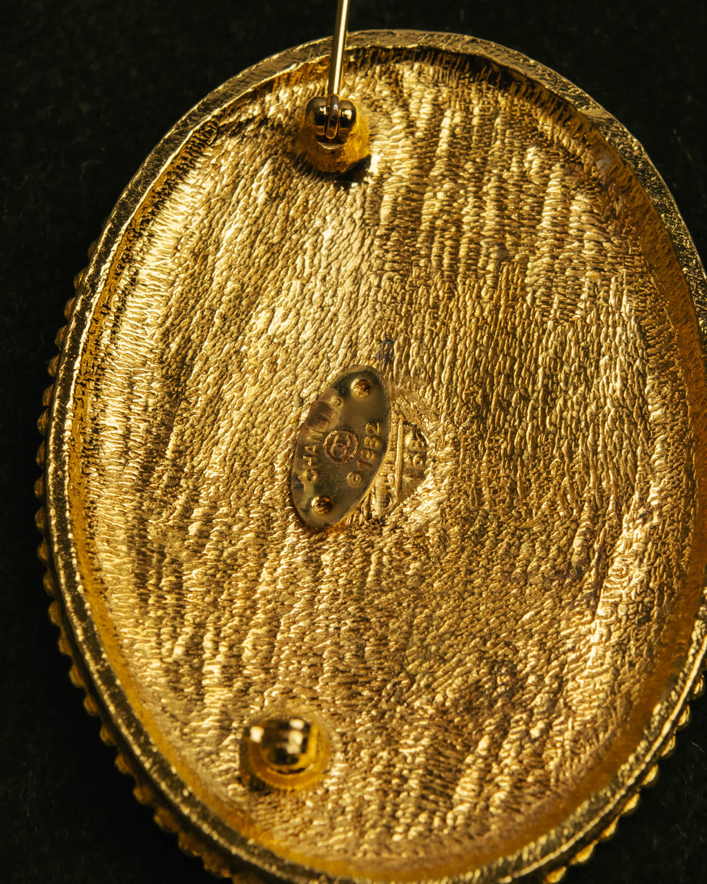 -SPECIAL- “CHANEL” 1982Years red cabochon oval brooch