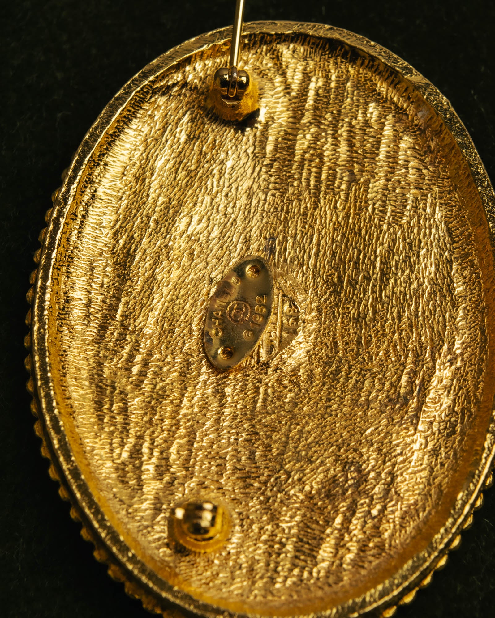 -SPECIAL- “CHANEL” 1982Years red cabochon oval brooch