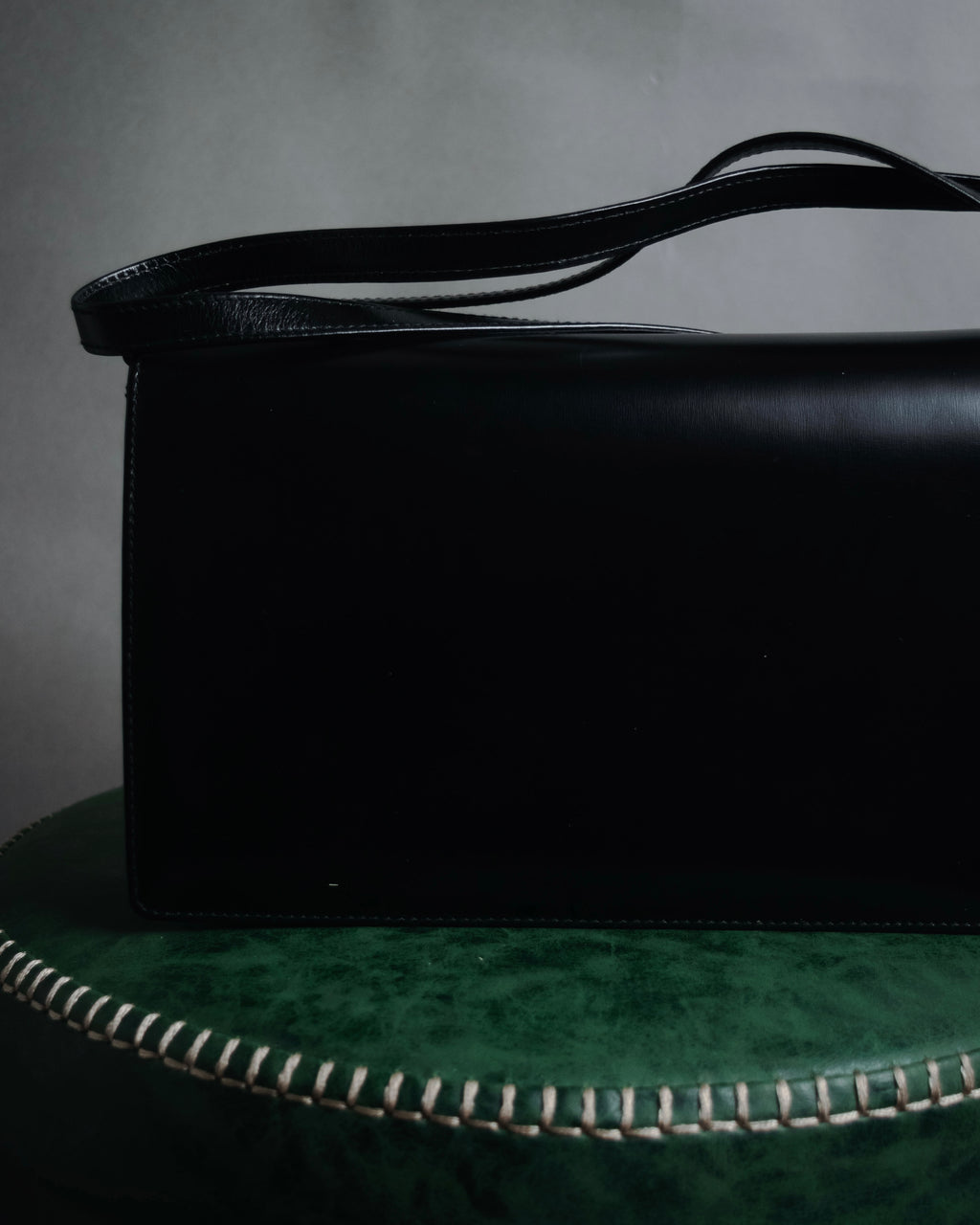 "GUCCI" 80’s-90’s crest-plaque leather shoulder bag