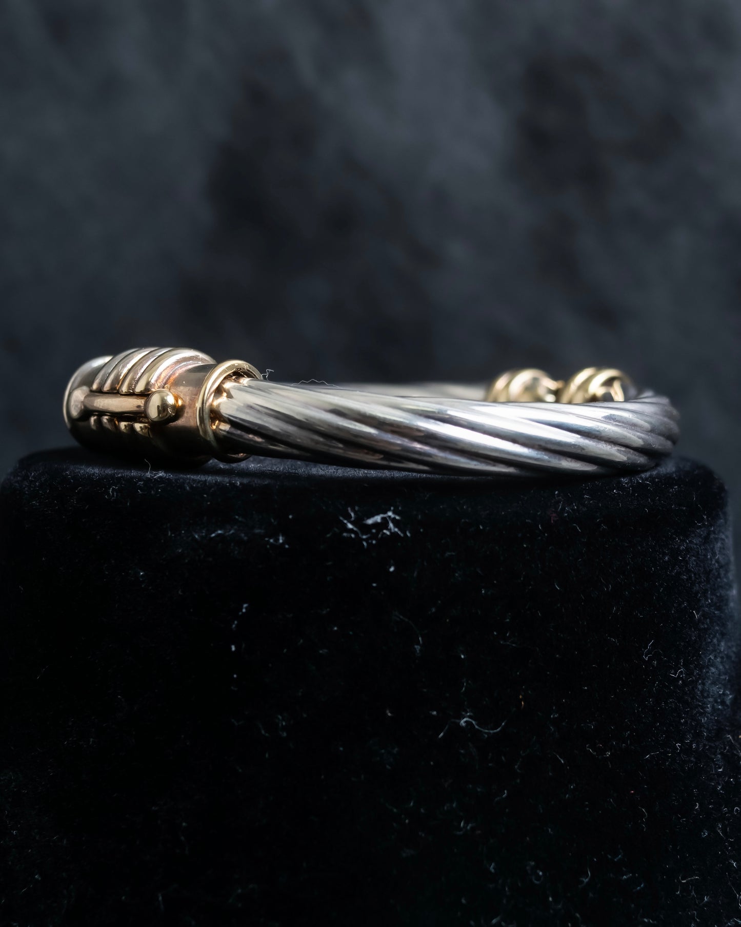 “UNOAERRE” Twisting designed silver bracelet