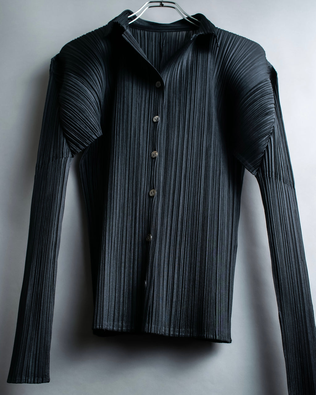 "PLEATS PLEASE ISSEY MIYAKE"
Features sleeve open collar blouse