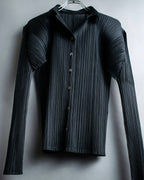"PLEATS PLEASE ISSEY MIYAKE"
Features sleeve open collar blouse