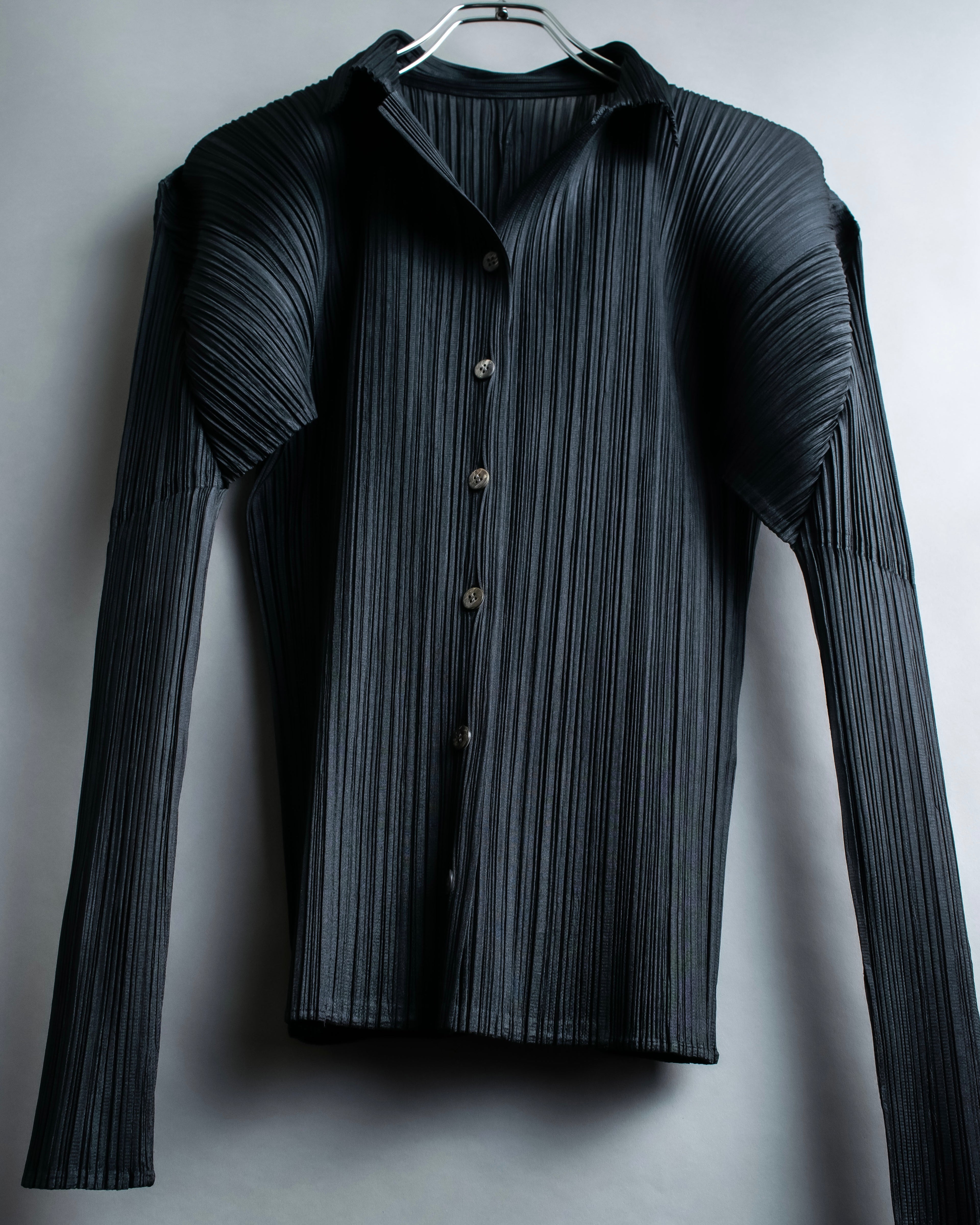 "PLEATS PLEASE ISSEY MIYAKE"
Features sleeve open collar blouse