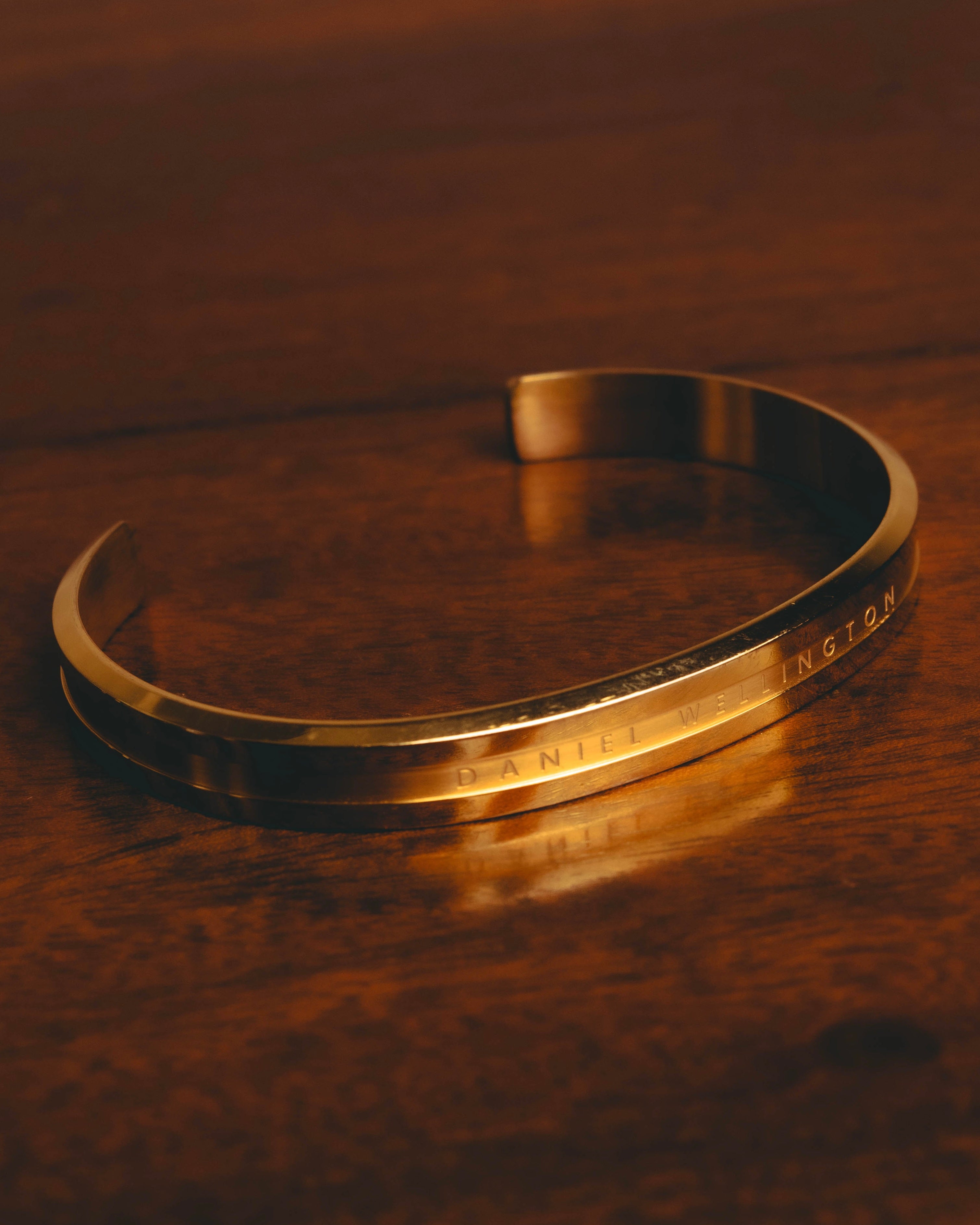 "Daniel Wellington" 20's Sleek gold cuff bracelet
