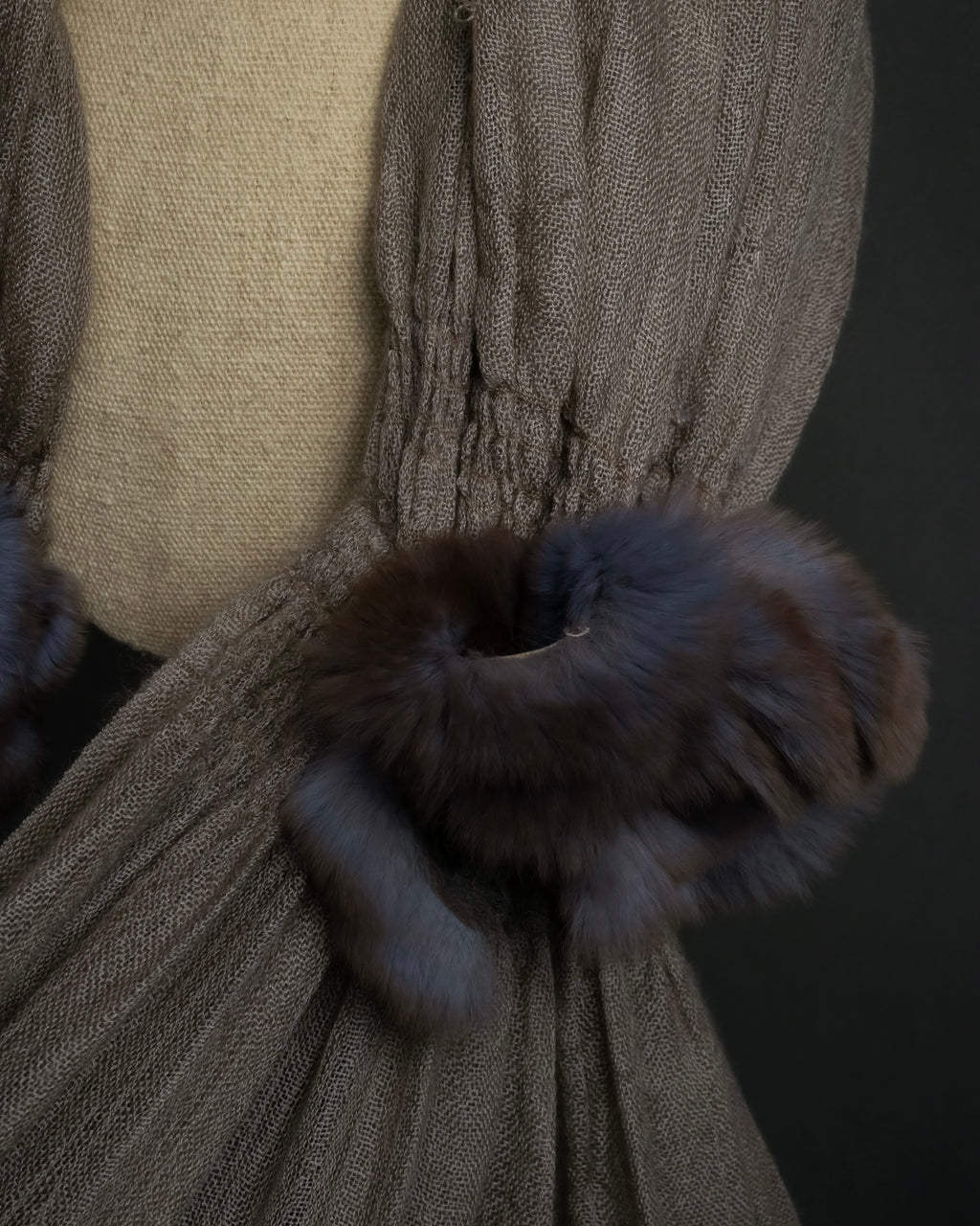 "FENDI" 04-10's Petal motif fur docking long muffler