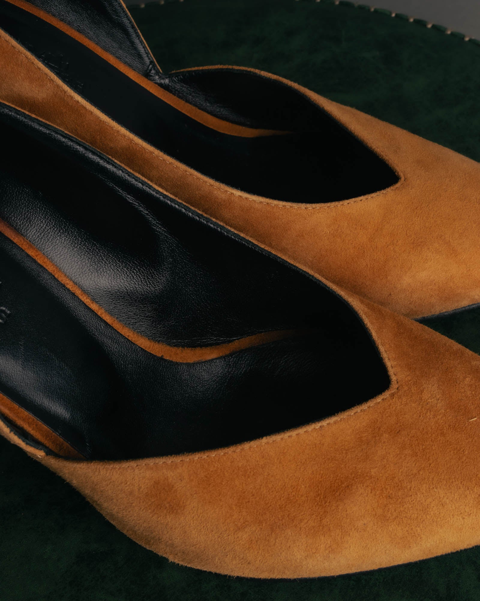 "Hermès" 90's-00's Sculptural suede pointed-toe pumps
