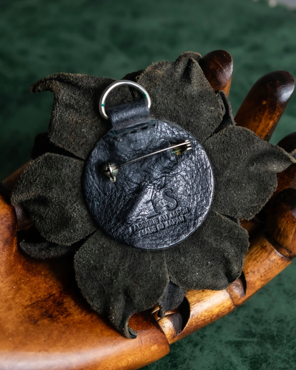 "Y's" Black leather flower motif design brooch