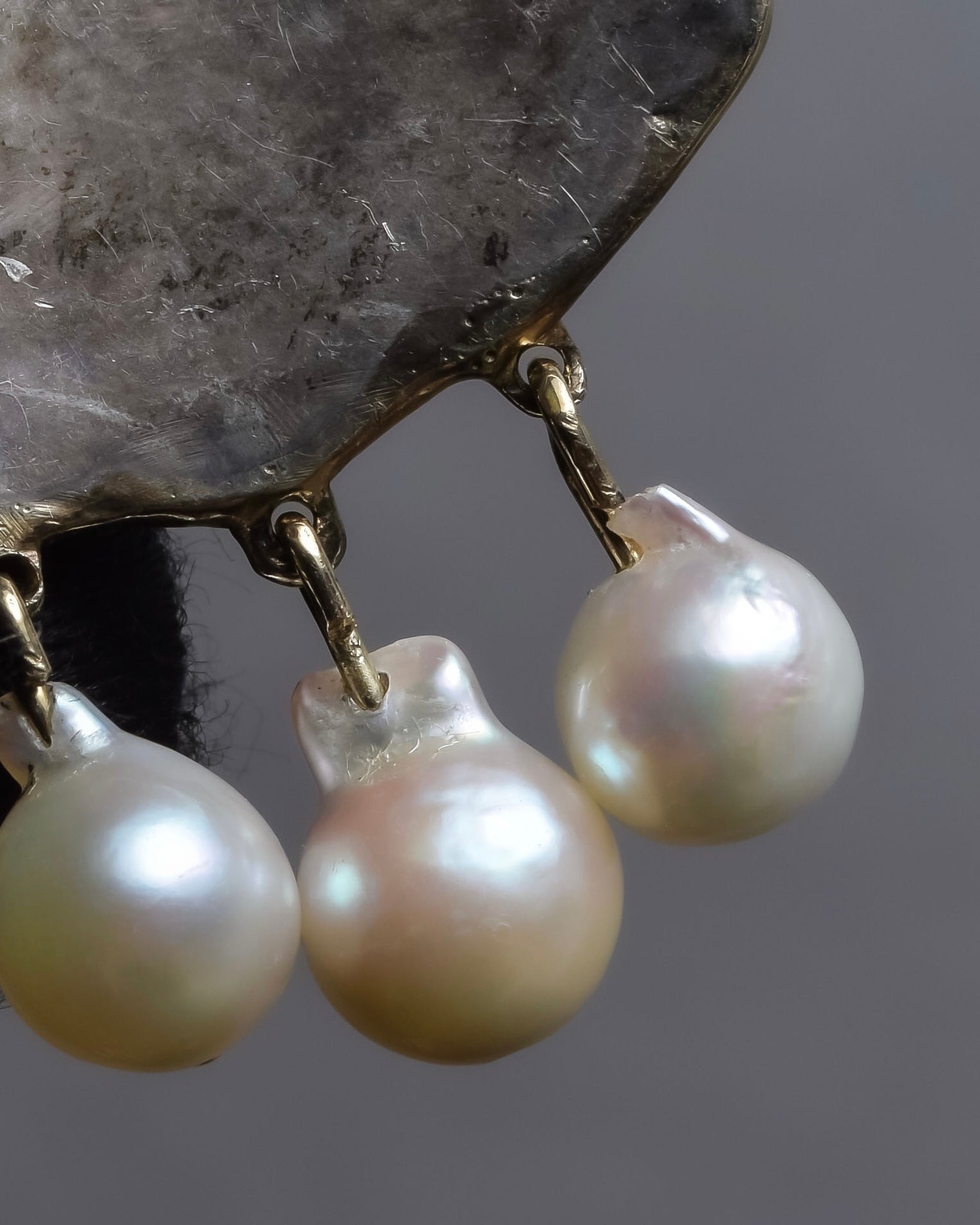 "Vintage engraved relief motif pearl brooch"