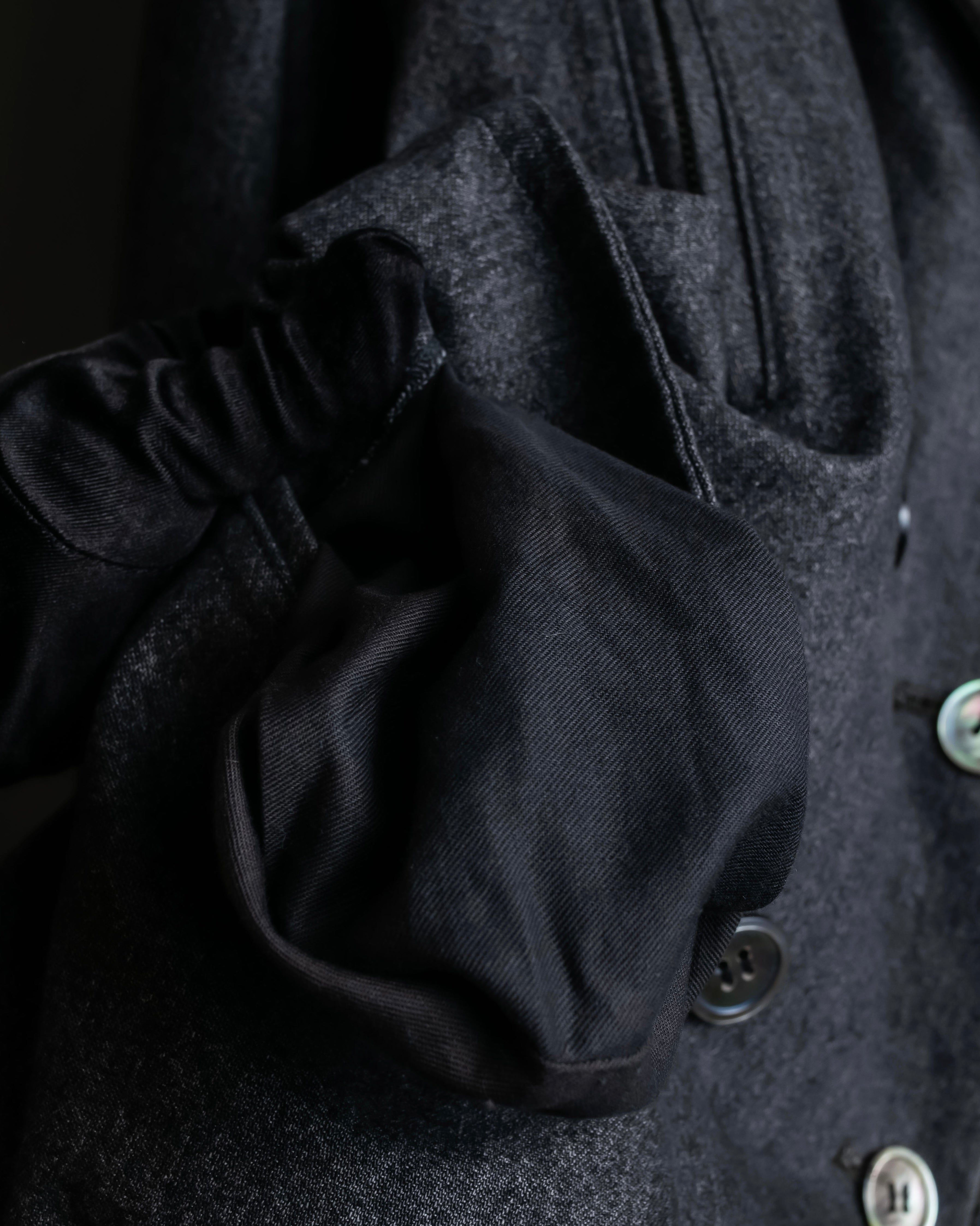 "tricot COMME des GARCONS" 
Double-breasted reversible fur tailored coat