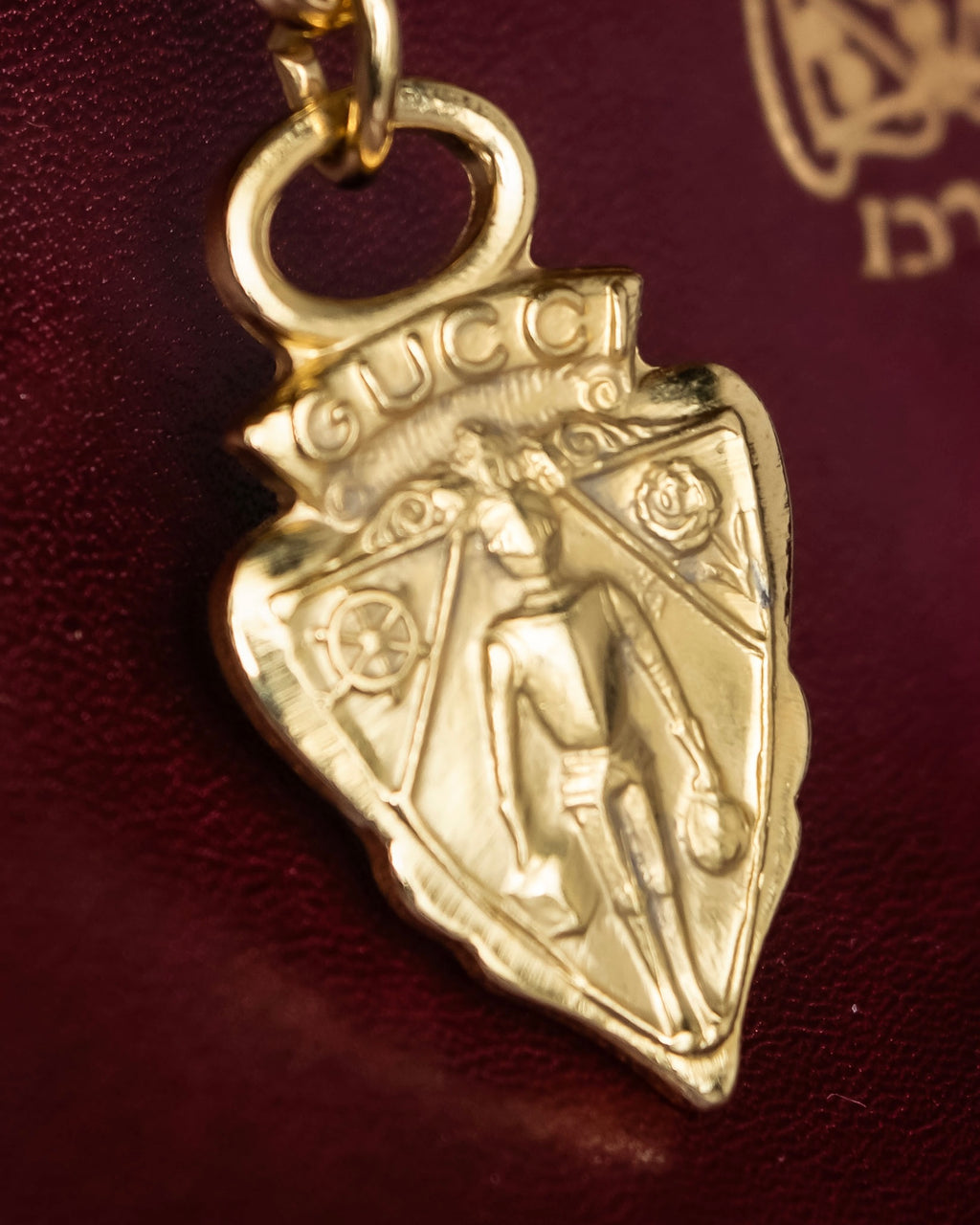 "GUCCI" Aristocratic crest charm suede shoulder bag