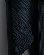 "PLEATS PLEASE ISSEY MIYAKE"
Features sleeve open collar blouse