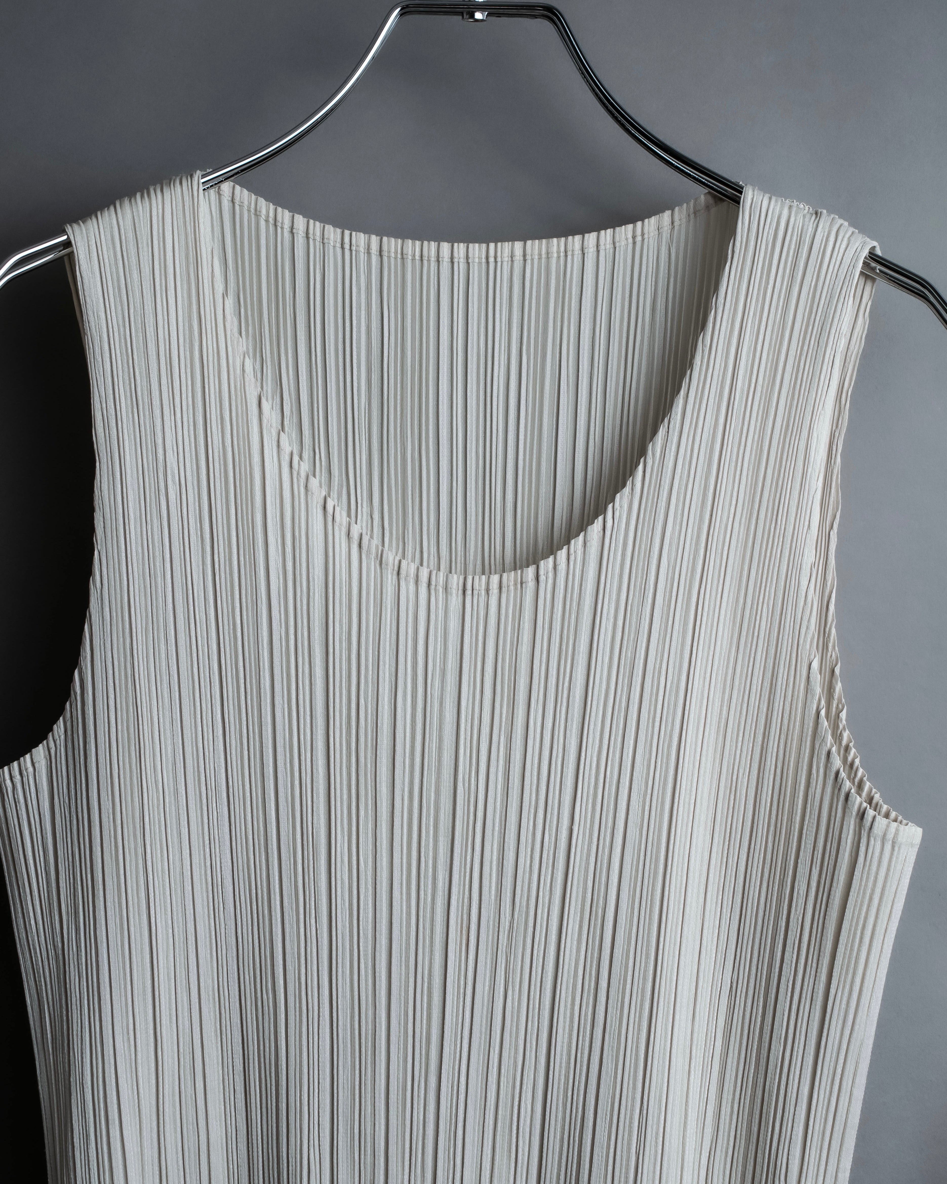 "PLEATS PLEASE ISSEY MIYAKE" Off-white tank top