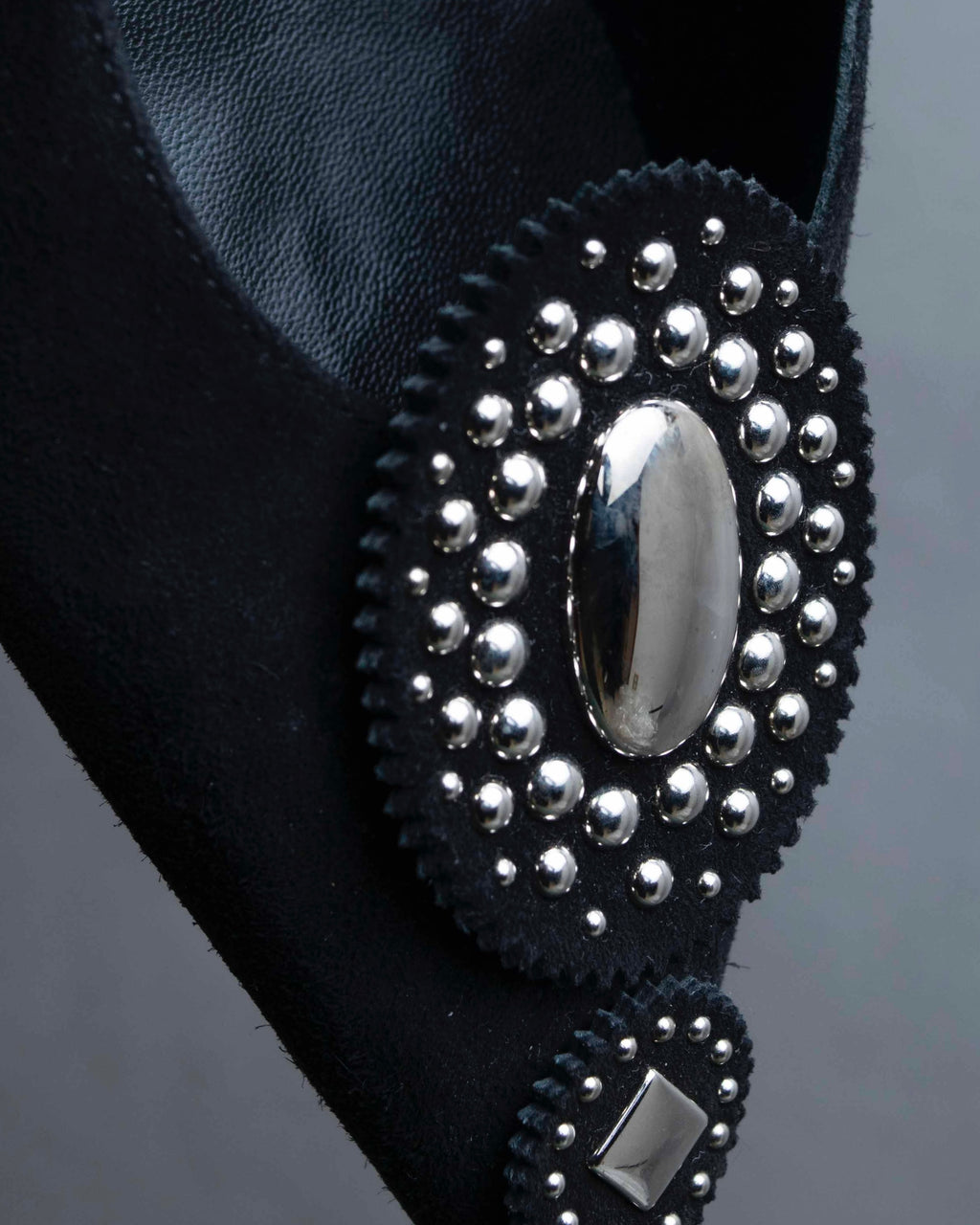 "HERMES" Jewelry design suede heel pumps