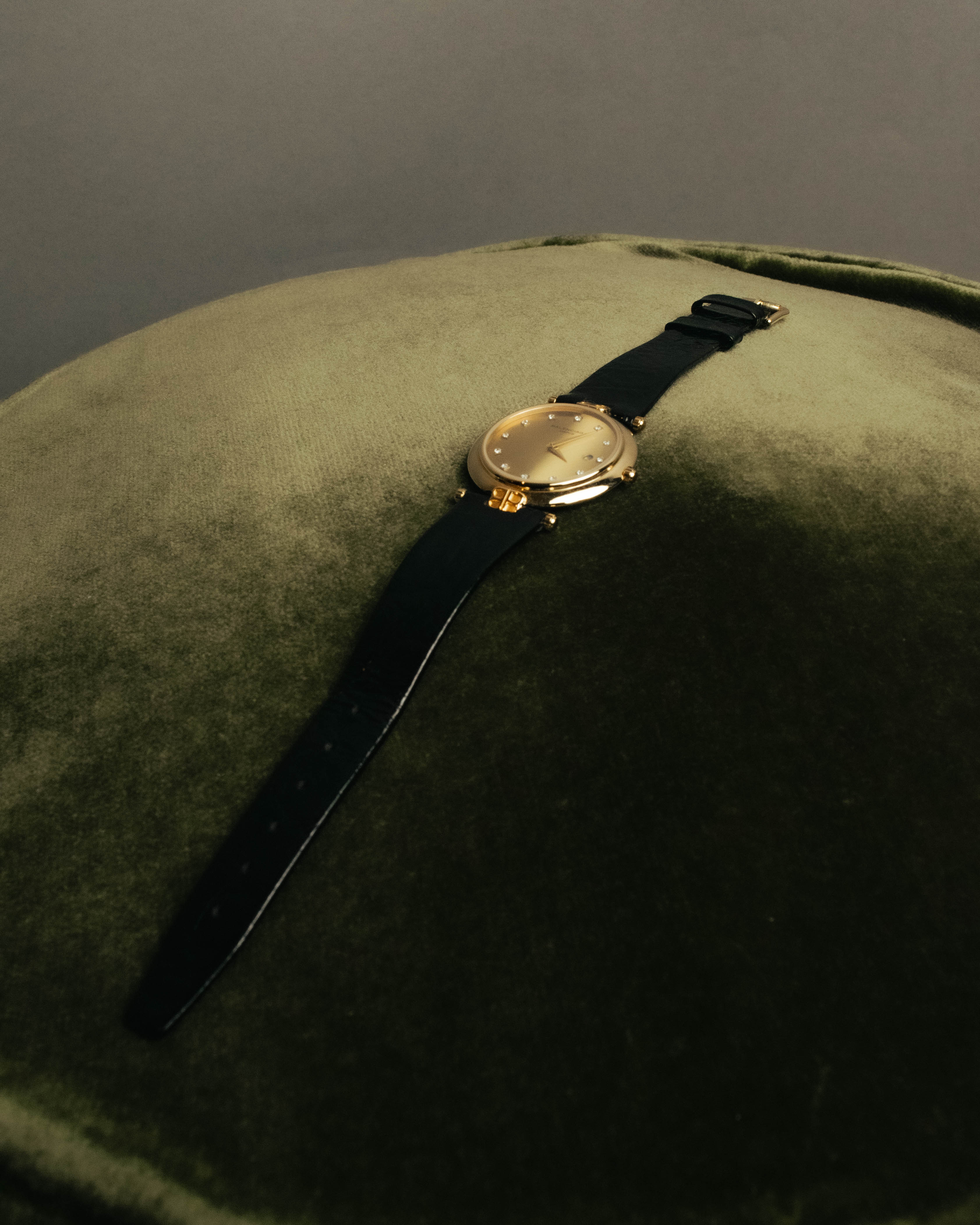-SPECIAL- “Balenciaga” 80’s-90’s Gold tone round watch