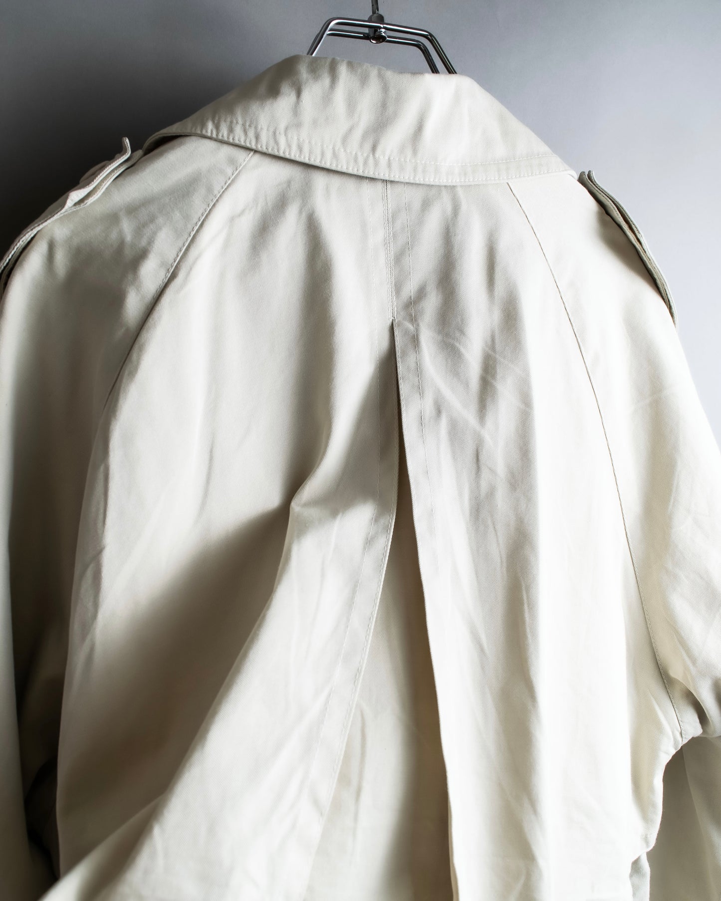 "MARILYN DE PEREL" Covered button detail  Ivory feminine trench coat