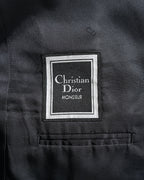 総裏仕立ての内側に配された「Christian Dior Monsieur」の織りラベルを捉えたカット。裏地には同色のCDモノグラムが反復されています。