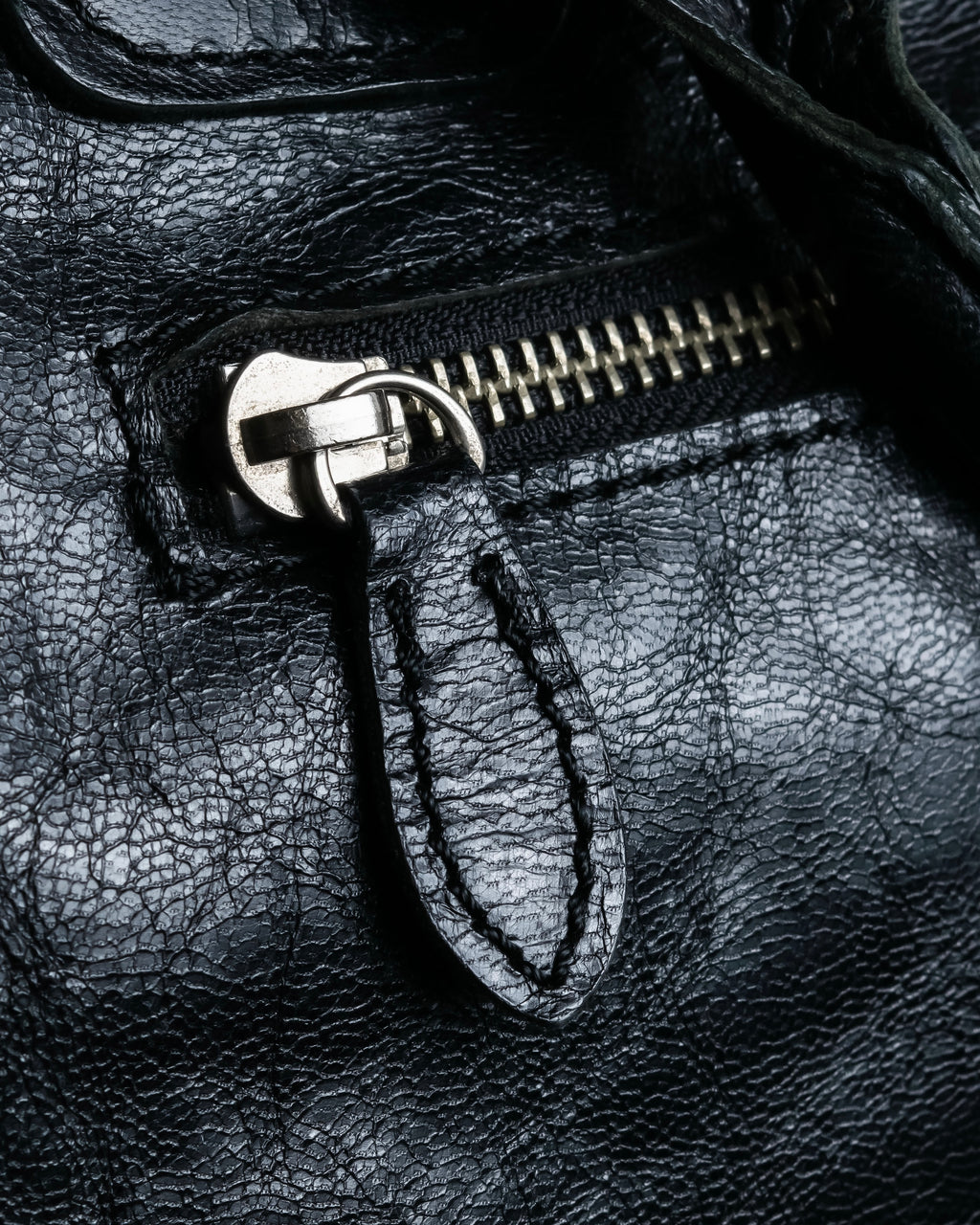 "tricot COMME des GARCONS" 
Flap pocket metal parts design leather hand bag