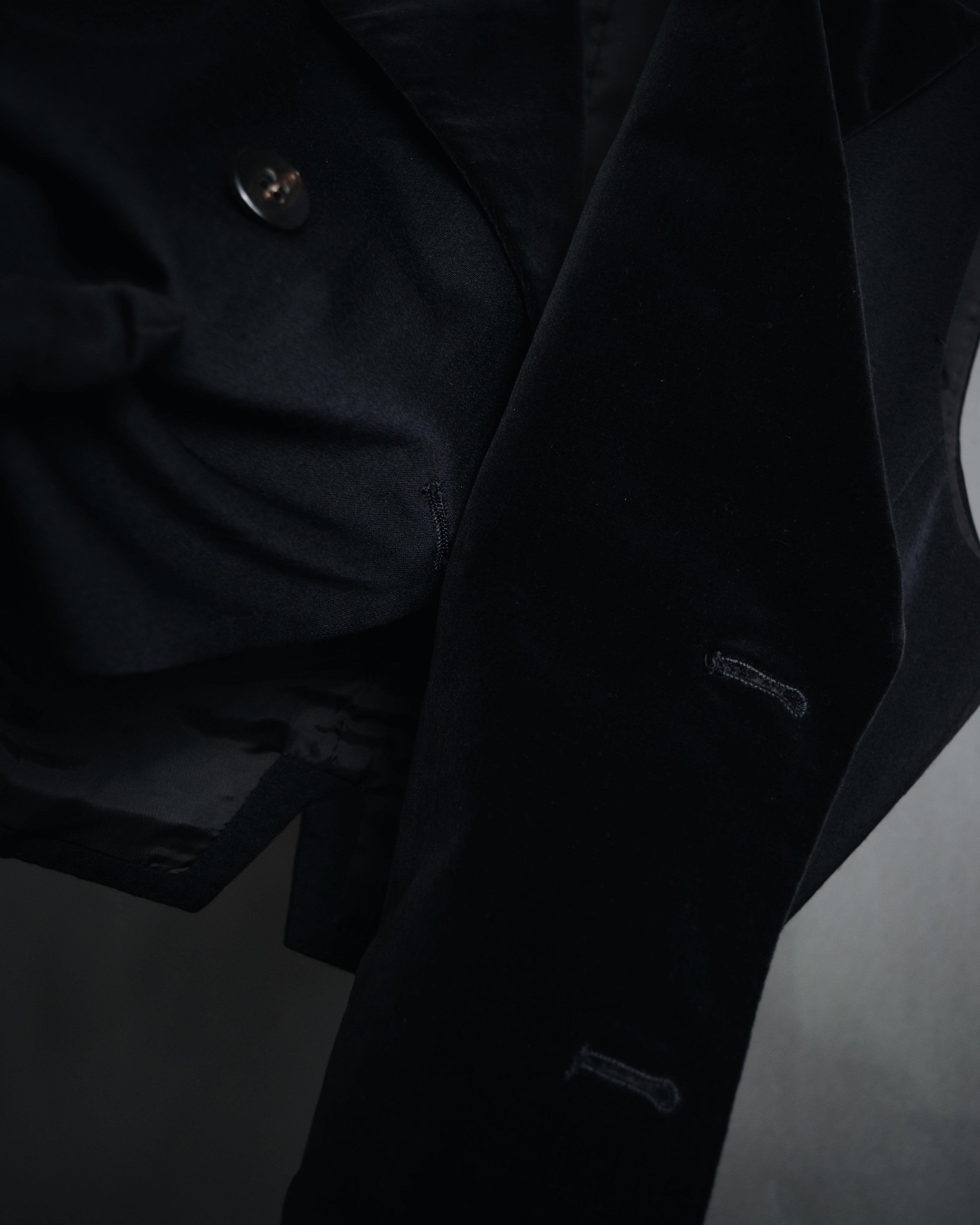 "tricot COMME des GARÇONS"
1989 Velvet-collared double-breasted tailored vest