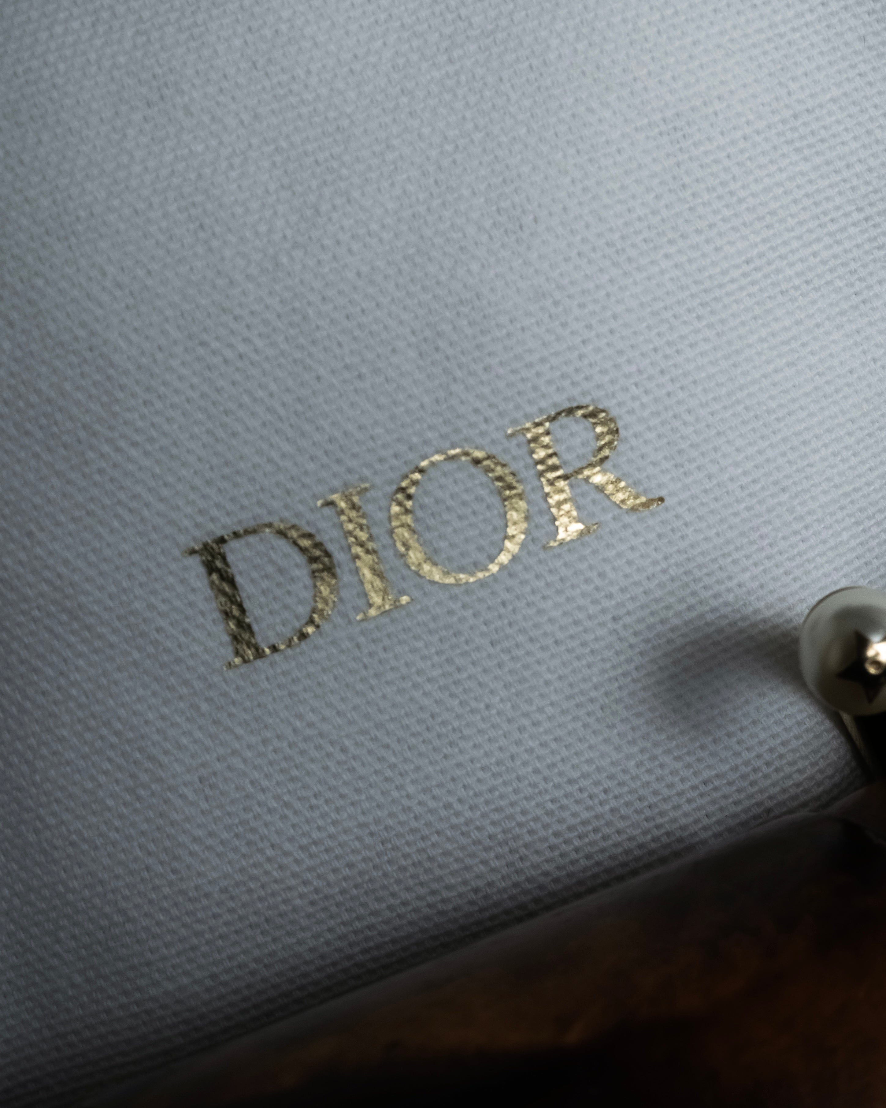 -MOOD Christmas Collection-
"Dior" Maria Grazia Chiuri design pearl motif carving gold bangle