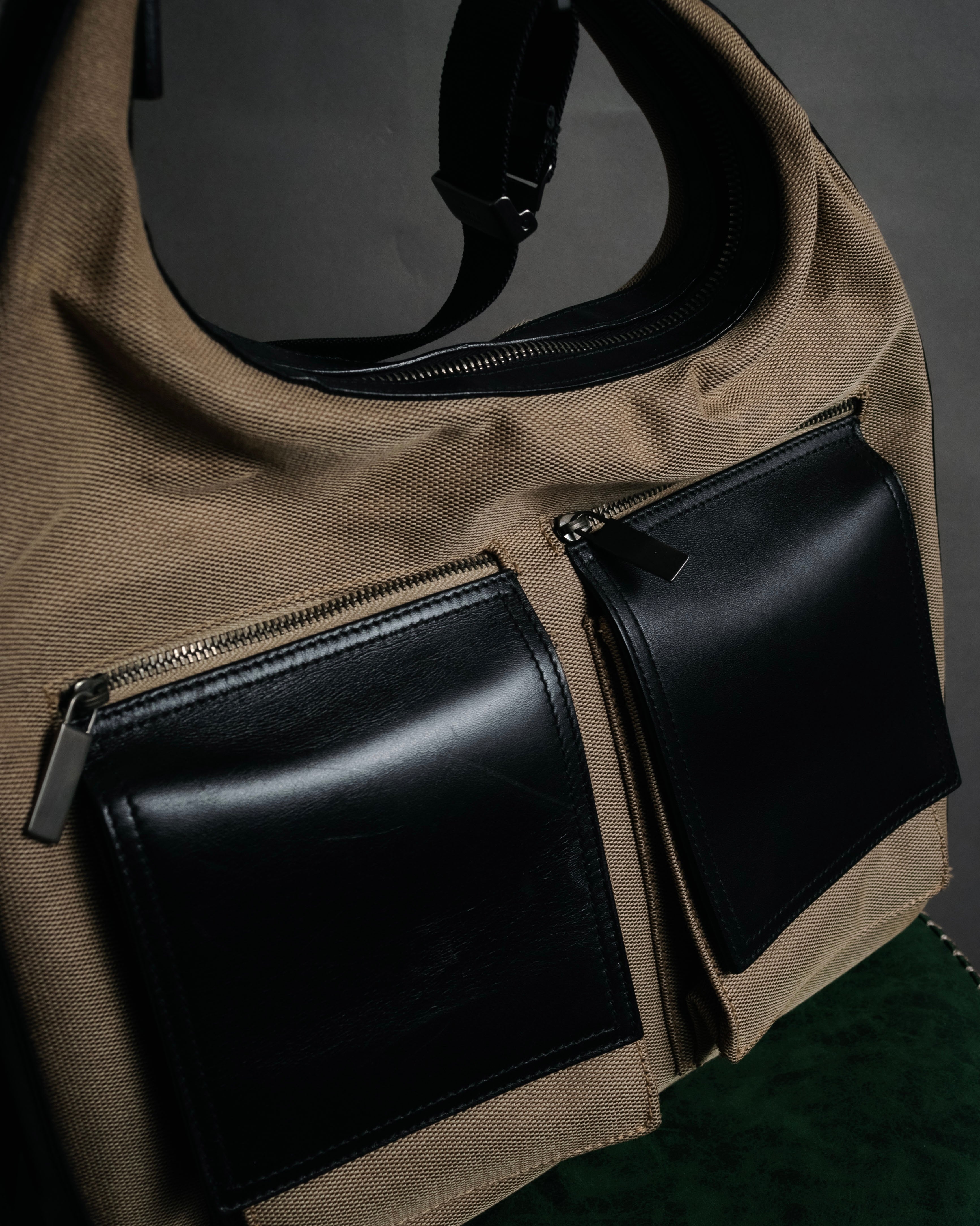 “GUCCI” 90’s-00’s Utility chic canvas shoulder bag with twin pockets