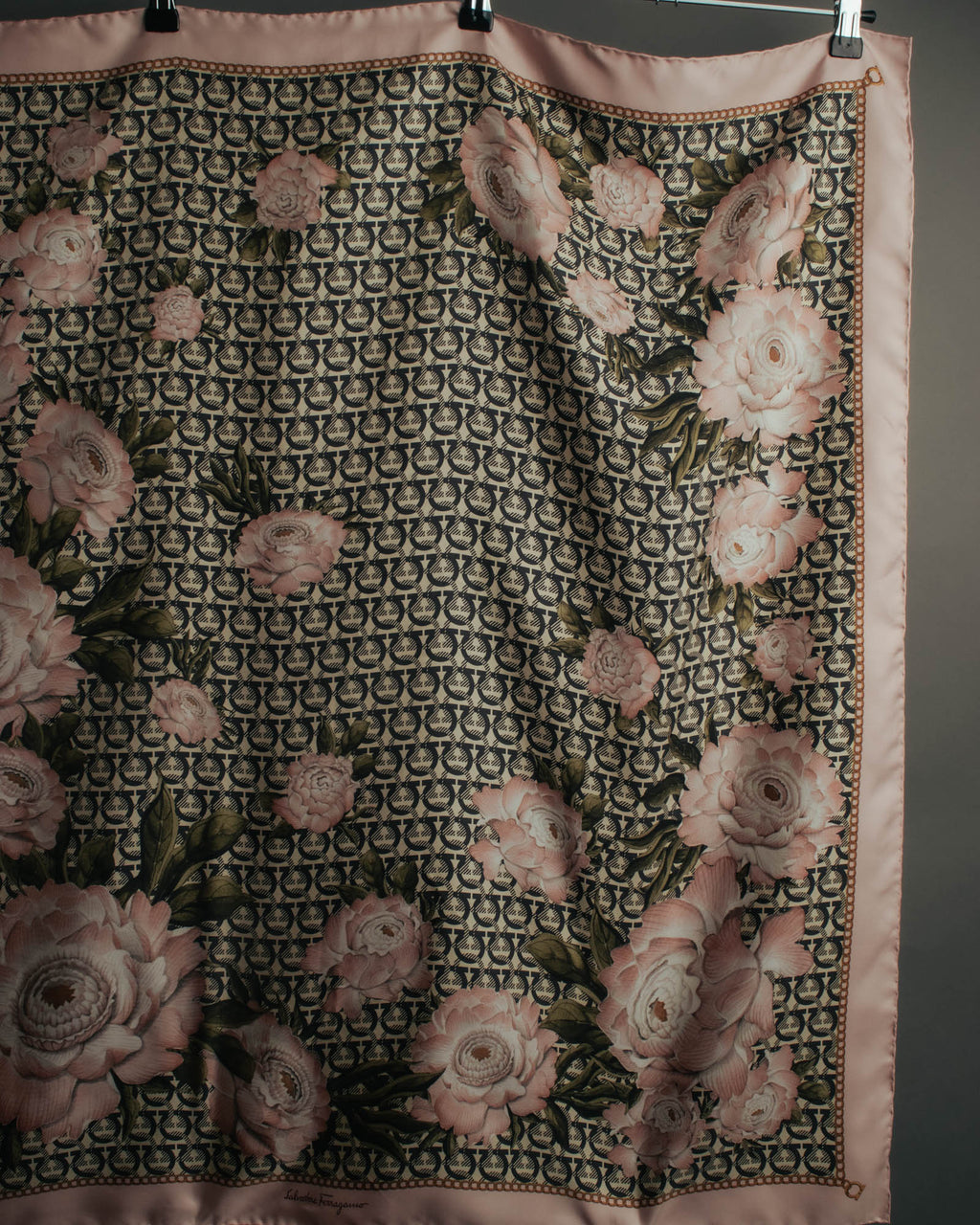 "Salvatore Ferragamo" 90's-00's Elegant floral silk scarf