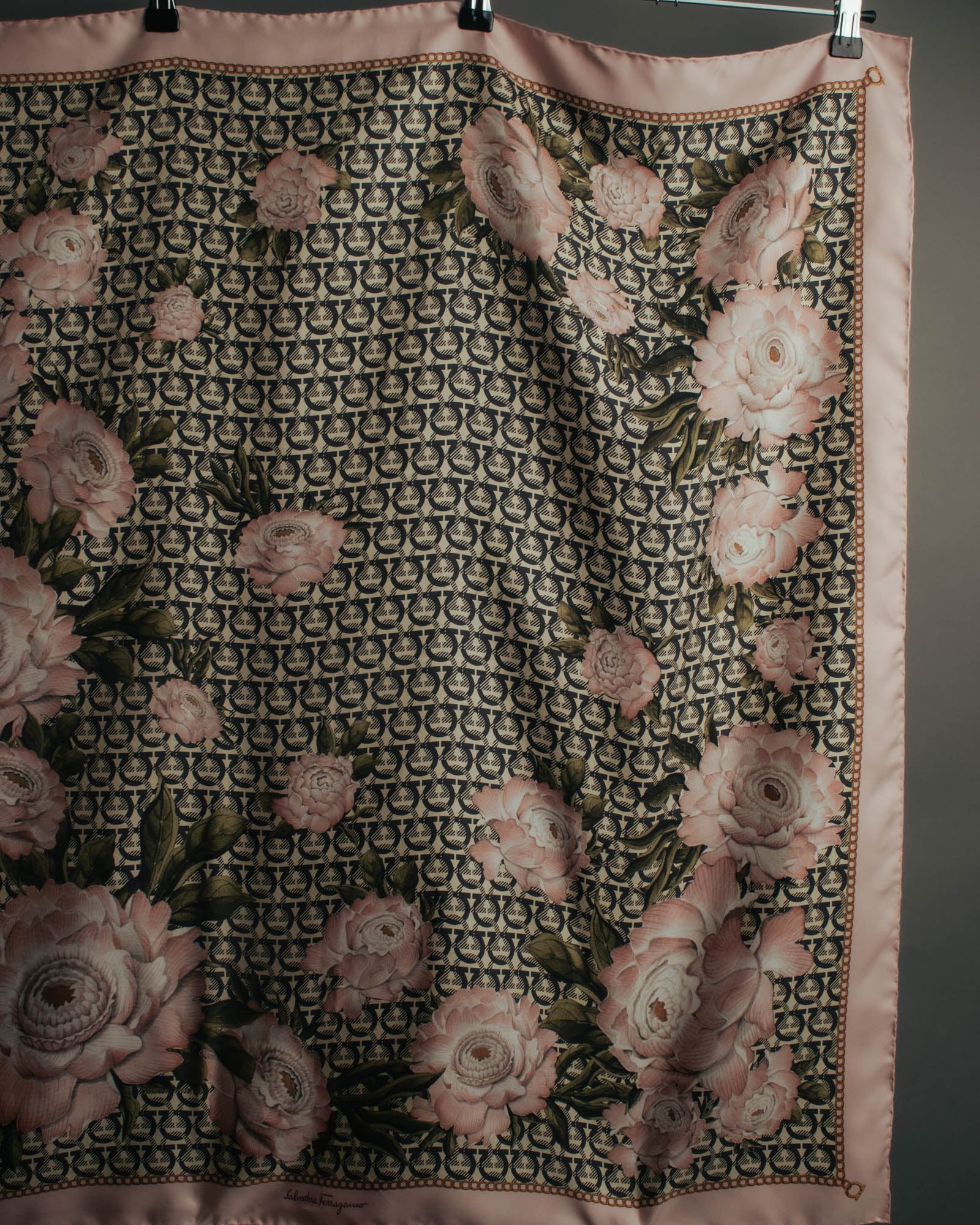 "Salvatore Ferragamo" 90's-00's Elegant floral silk scarf