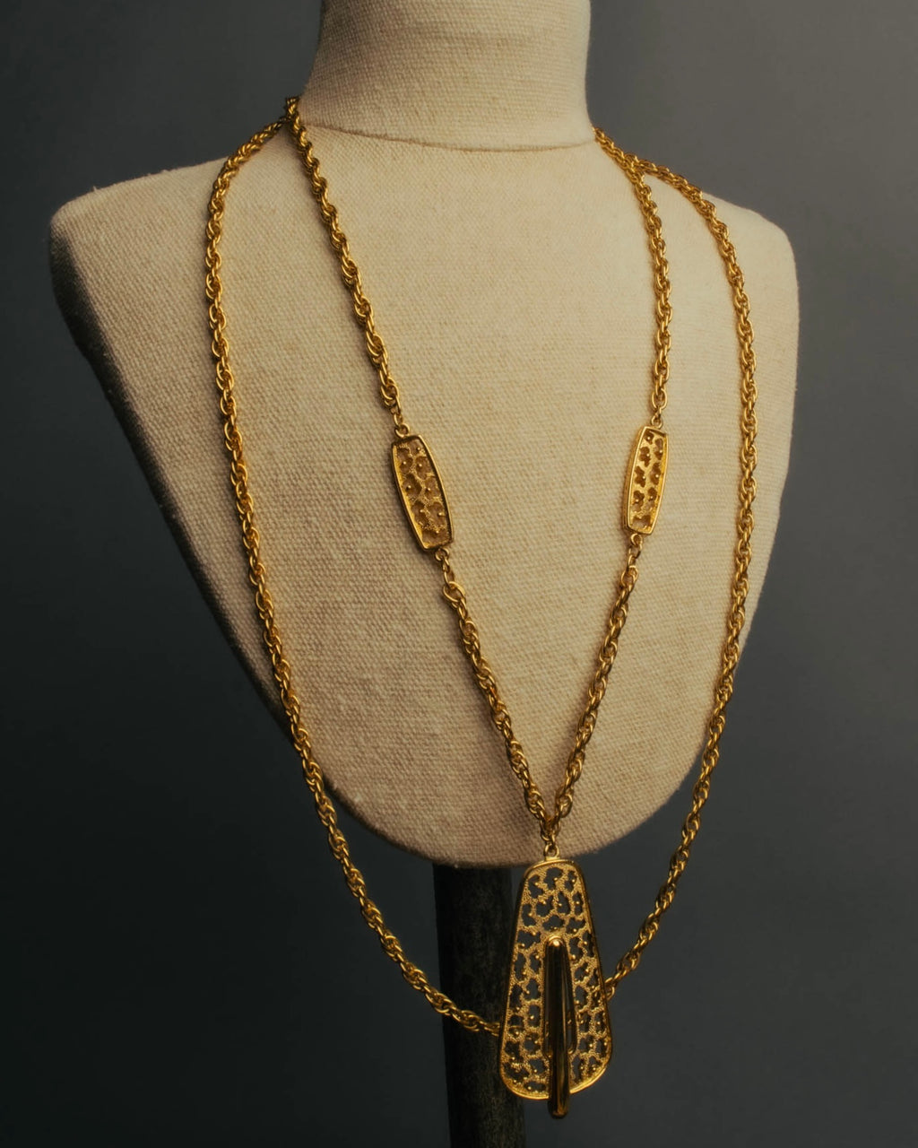 "TRIFARI" 50's-60's Ornate gold tone pendant necklace