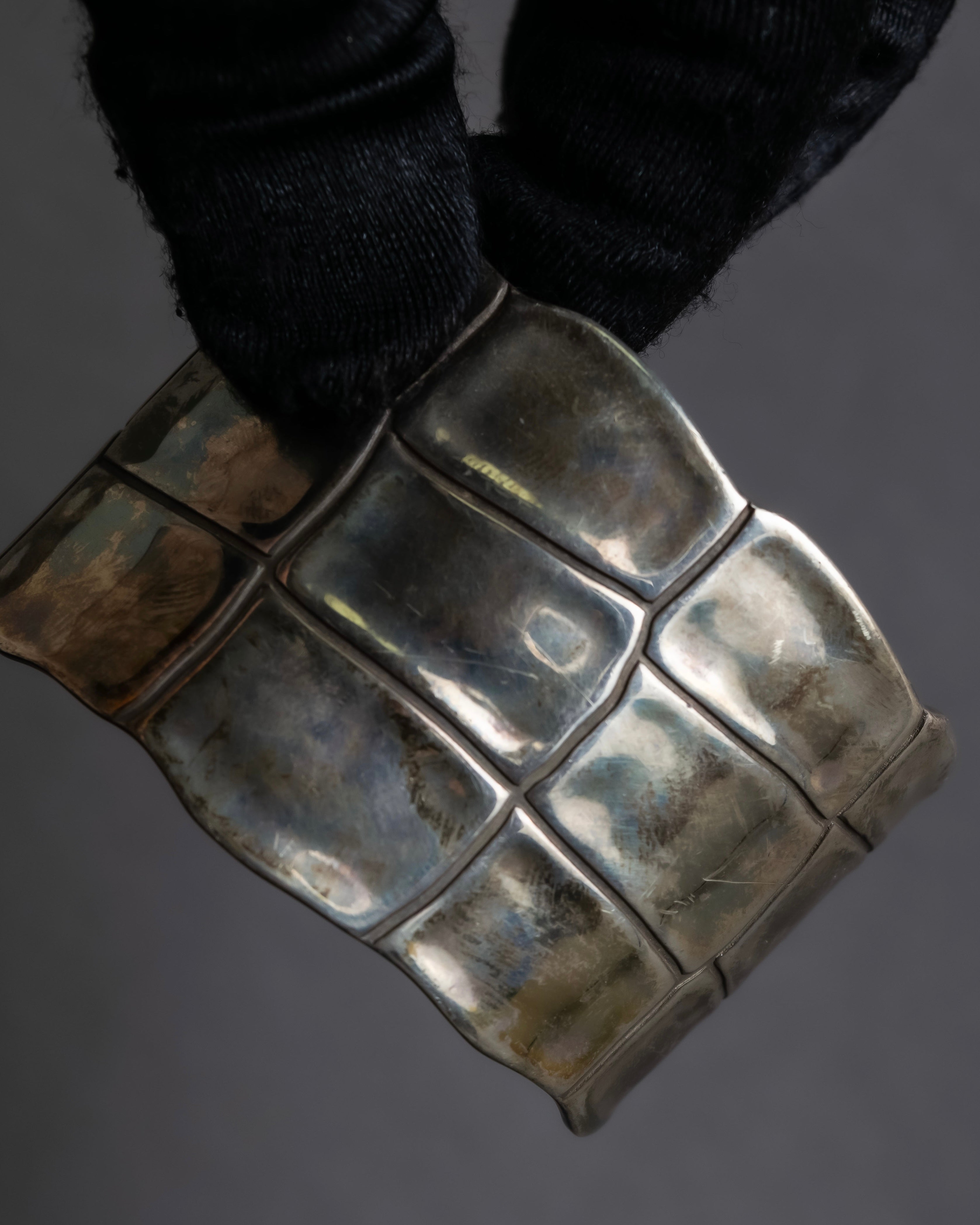 "END CUSTOM JEWELLERS" Square pattern wavy silver bangle