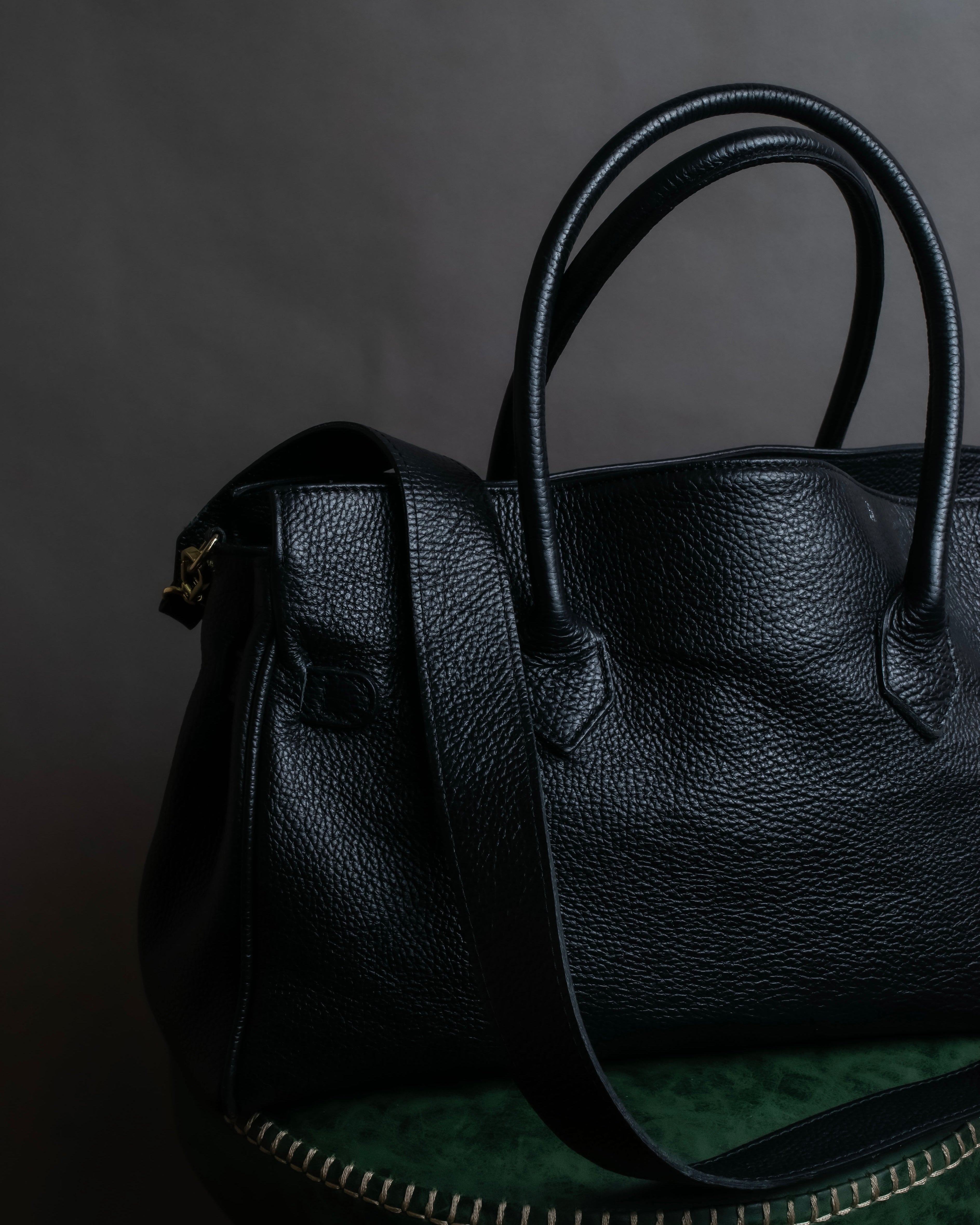 "AULENTTI" Gold closure belt design leather 2-way bag