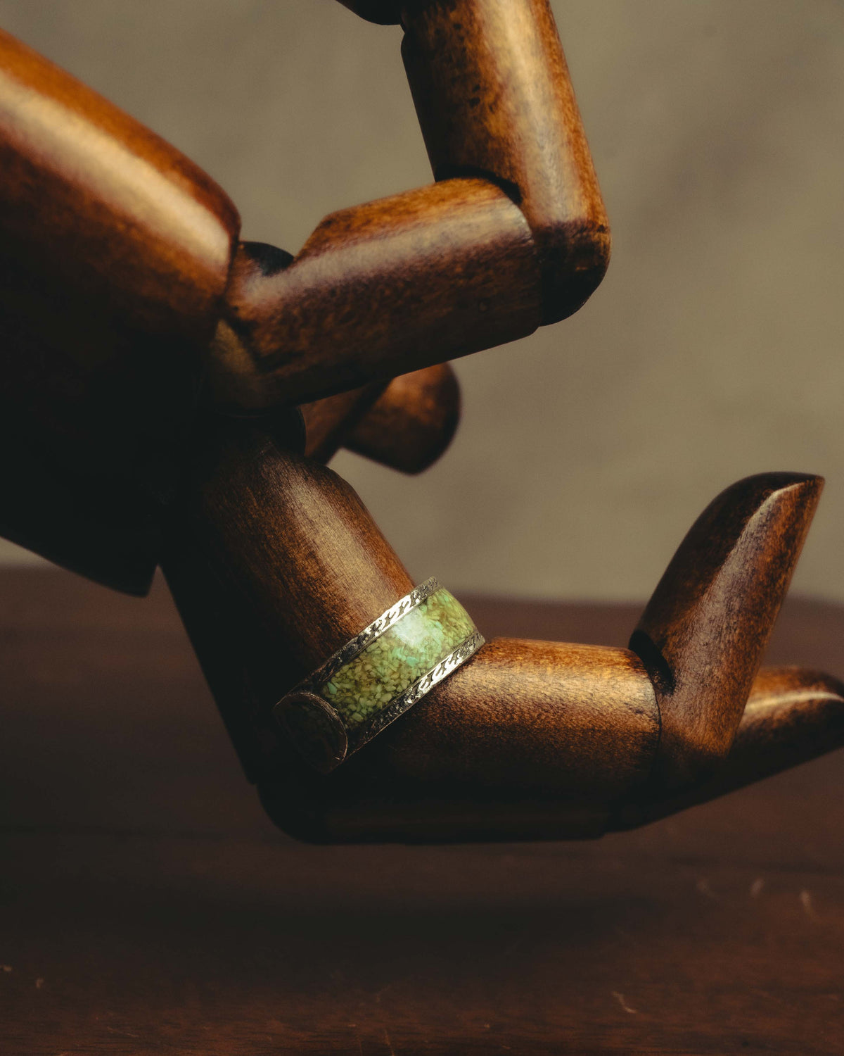 "GUCCI" 20's Ornate green inlay wide band ring