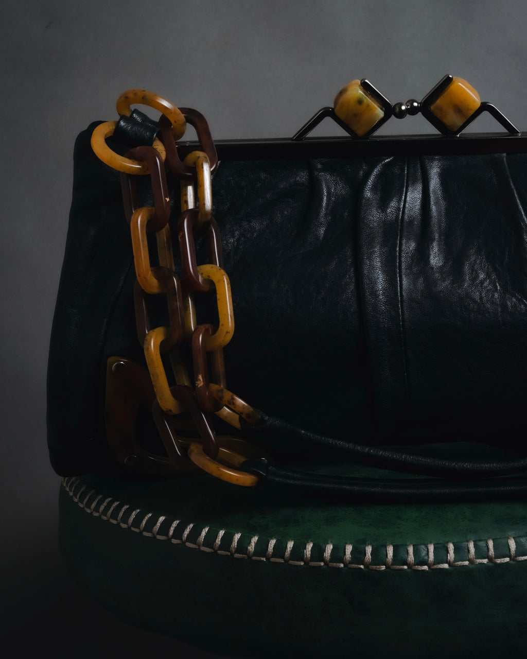 –SPECIAL– "MIU MIU"
Early 2000s bakelite effect chain frame bag