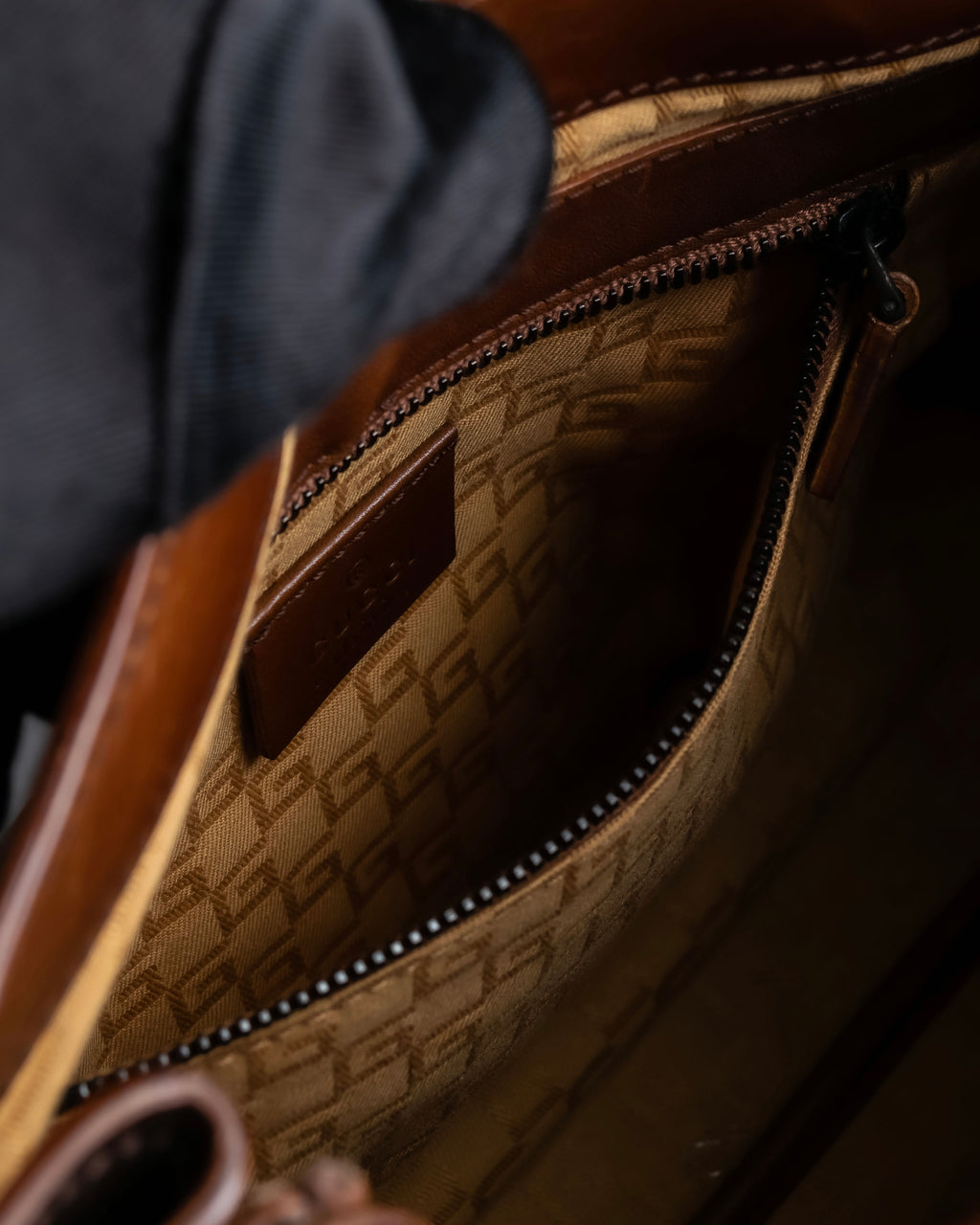 "GUCCI" Horizontally shaped cord-wrapped handle leather bag