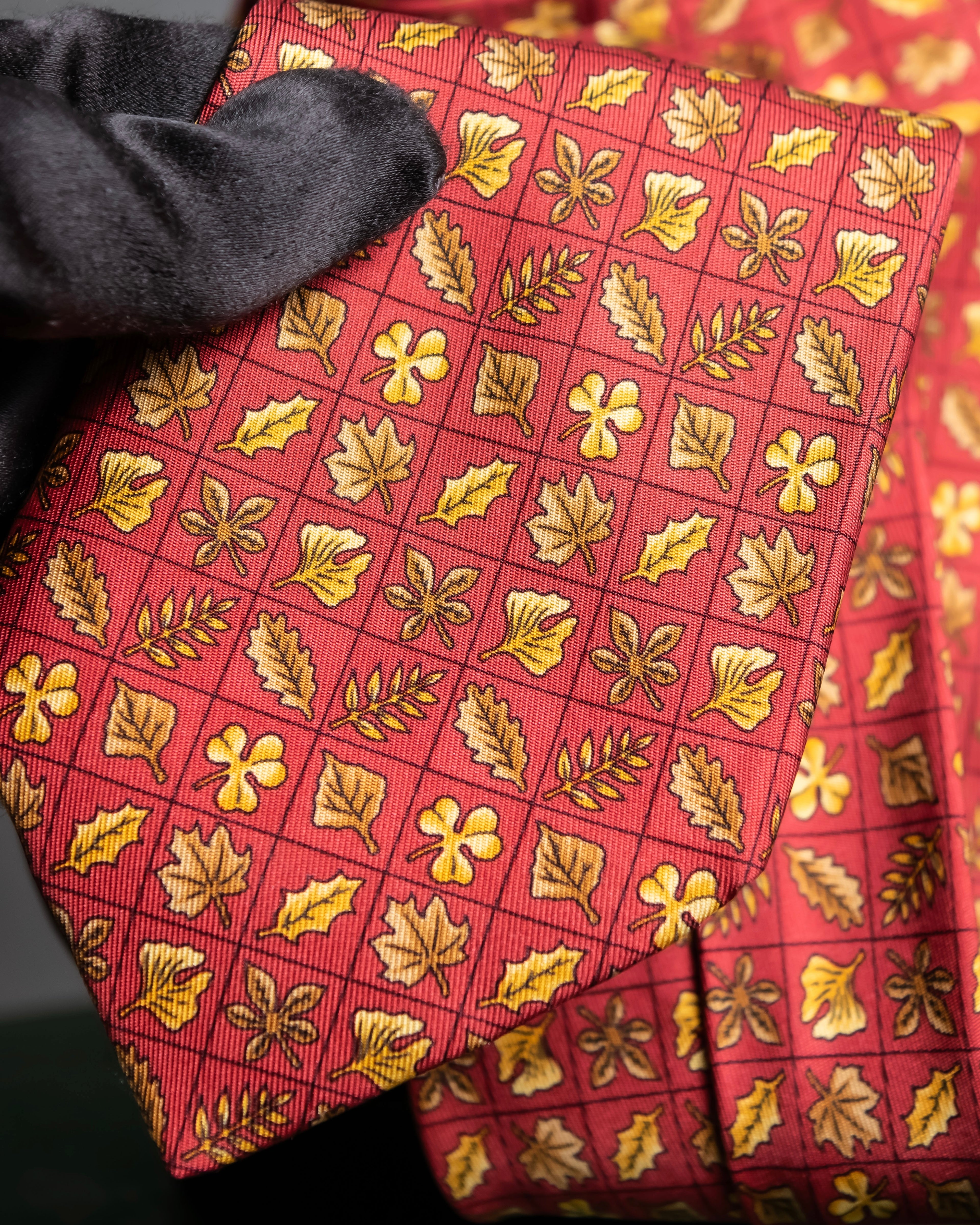 "HERMES" 100% silk fallen leaves pattern neck tie