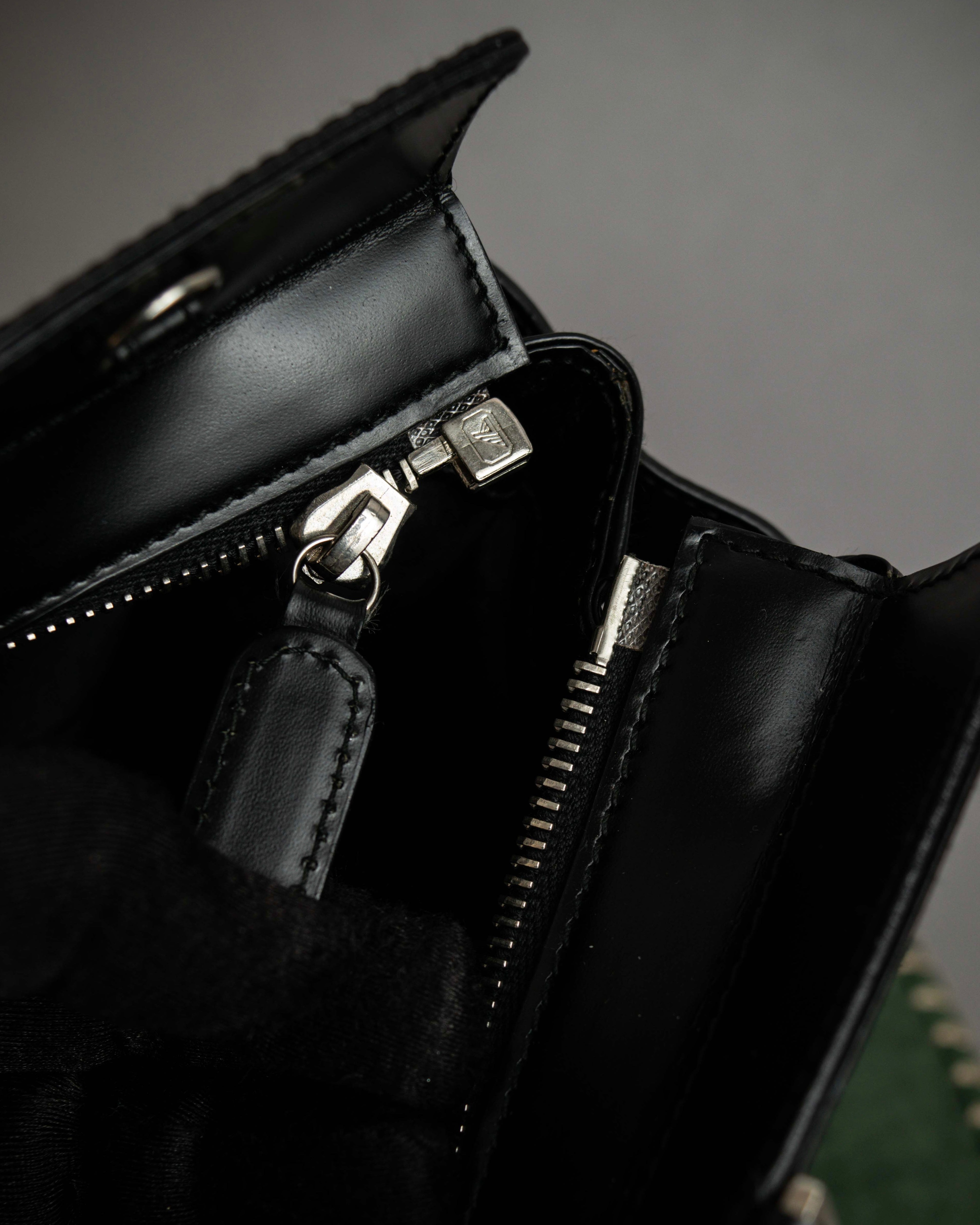 "Salvatore Ferragamo" Gancini motif both sides design leather hand bag