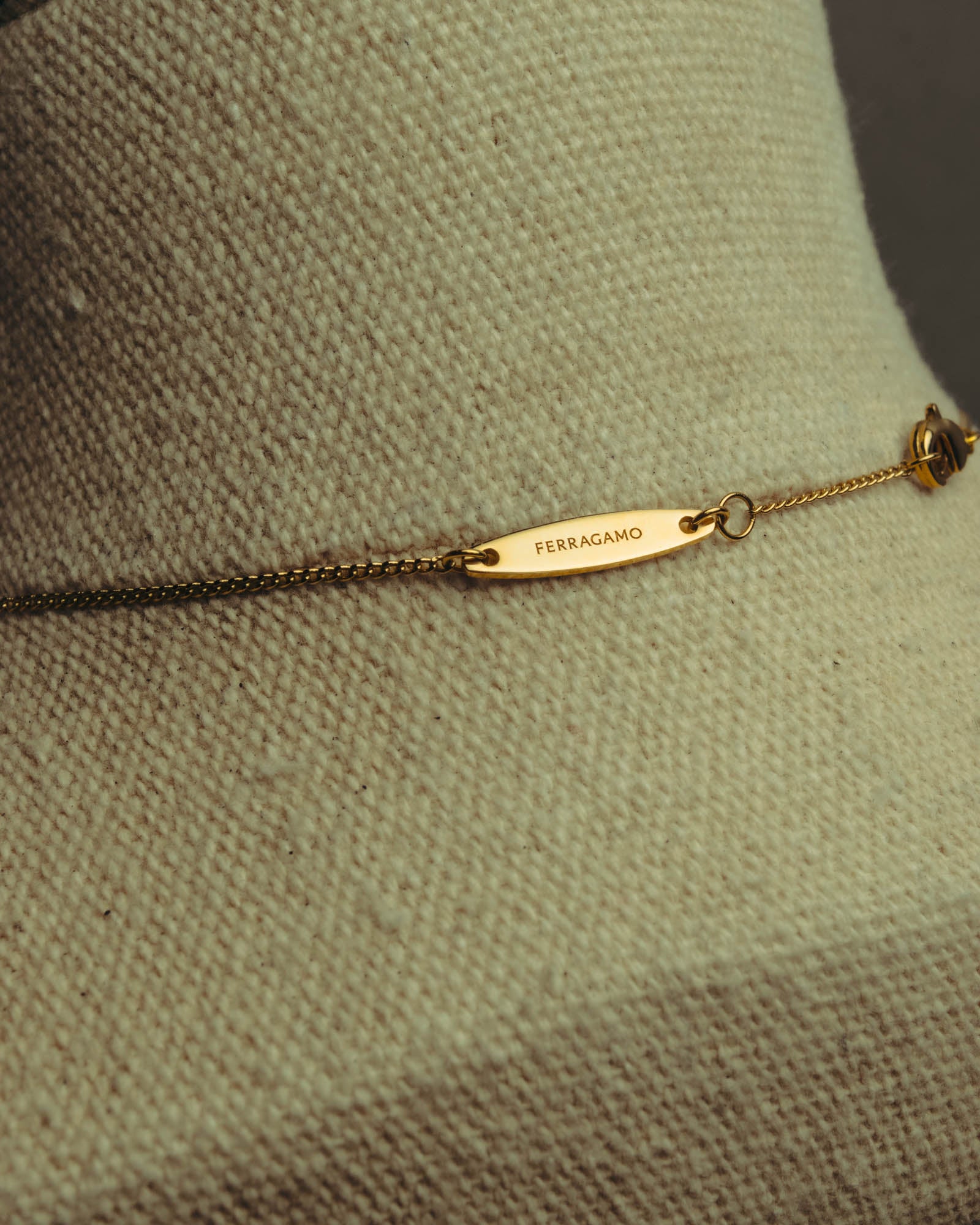“Ferragamo” 90’s-00’s Interlocking ring pendant necklace
