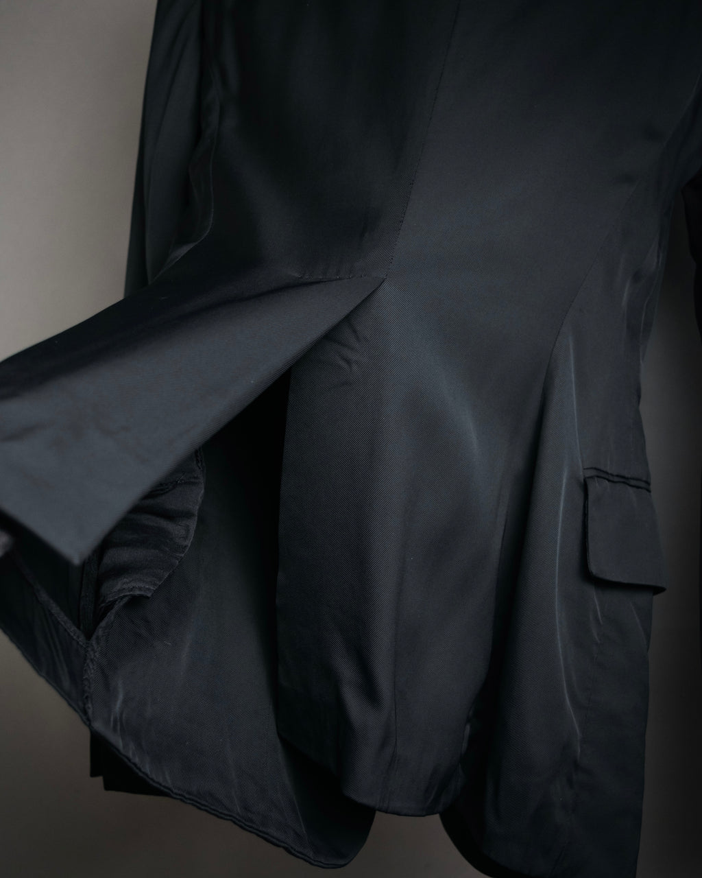 “GUCCI” Early 2000s satin peak lapel tailored jacket